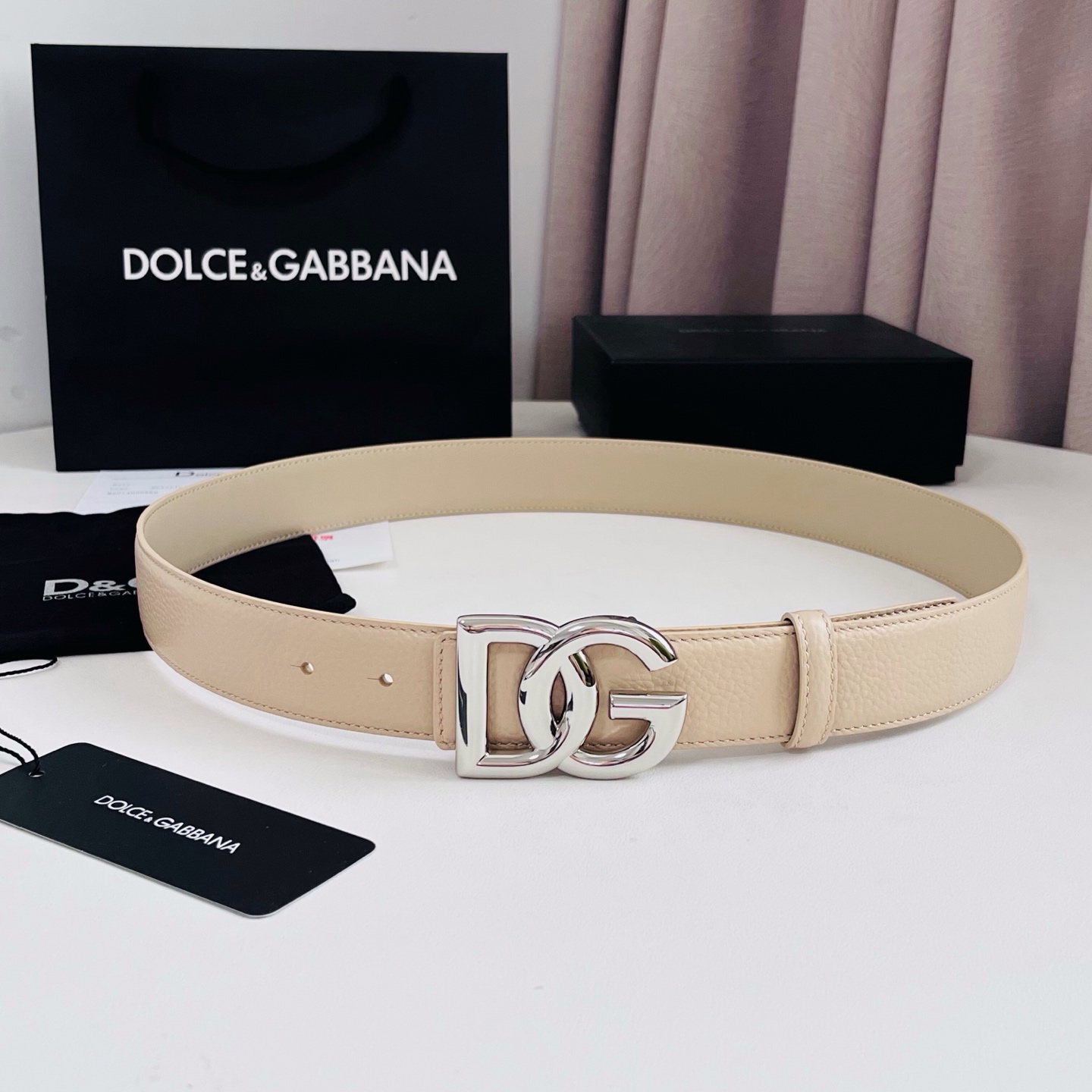 Dolce&Gabbana 甄选上乘小牛皮打造的标识腰带,为造型增添鲜明格调与辨识度。 小牛皮腰带: • 米色 • 腰带 Dolce&Gabbana 甄选上乘小牛皮打造的标识腰带,为造型增添鲜明格调与辨识度。 小牛皮腰带: • 米色 • 腰带