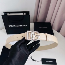 Dolce&Gabbana 甄选上乘小牛皮打造的标识腰带,为造型增添鲜明格调与辨识度。 小牛皮腰带: • 米色 • 腰带 Dolce&Gabbana 甄选上乘小牛皮打造的标识腰带,为造型增添鲜明格调与辨识度。 小牛皮腰带: • 米色 • 腰带