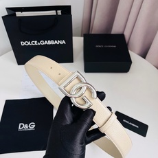 Dolce&Gabbana 甄选上乘小牛皮打造的标识腰带,为造型增添鲜明格调与辨识度。 小牛皮腰带: • 米色 • 腰带 Dolce&Gabbana 甄选上乘小牛皮打造的标识腰带,为造型增添鲜明格调与辨识度。 小牛皮腰带: • 米色 • 腰带