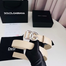 Dolce&Gabbana 甄选上乘小牛皮打造的标识腰带,为造型增添鲜明格调与辨识度。 小牛皮腰带: • 米色 • 腰带 Dolce&Gabbana 甄选上乘小牛皮打造的标识腰带,为造型增添鲜明格调与辨识度。 小牛皮腰带: • 米色 • 腰带