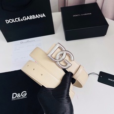 Dolce&Gabbana 甄选上乘小牛皮打造的标识腰带,为造型增添鲜明格调与辨识度。 小牛皮腰带: • 米色 • 腰带 Dolce&Gabbana 甄选上乘小牛皮打造的标识腰带,为造型增添鲜明格调与辨识度。 小牛皮腰带: • 米色 • 腰带