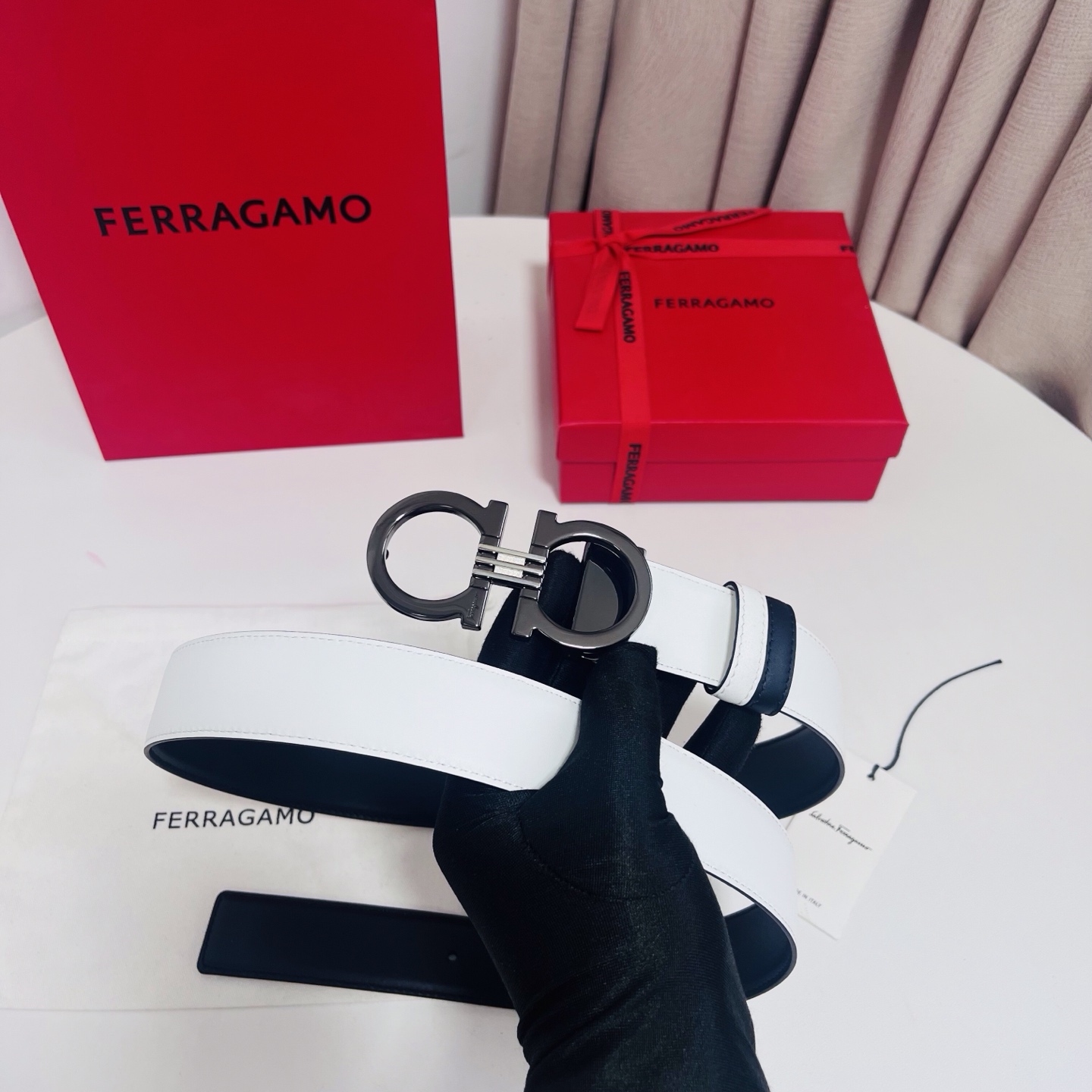 Ferragamo，菲拉格慕 ，宽度3.5cm 可双面使用 自行选择搭配 真材实料 很有质感 时尚经典不失风范  搭配精