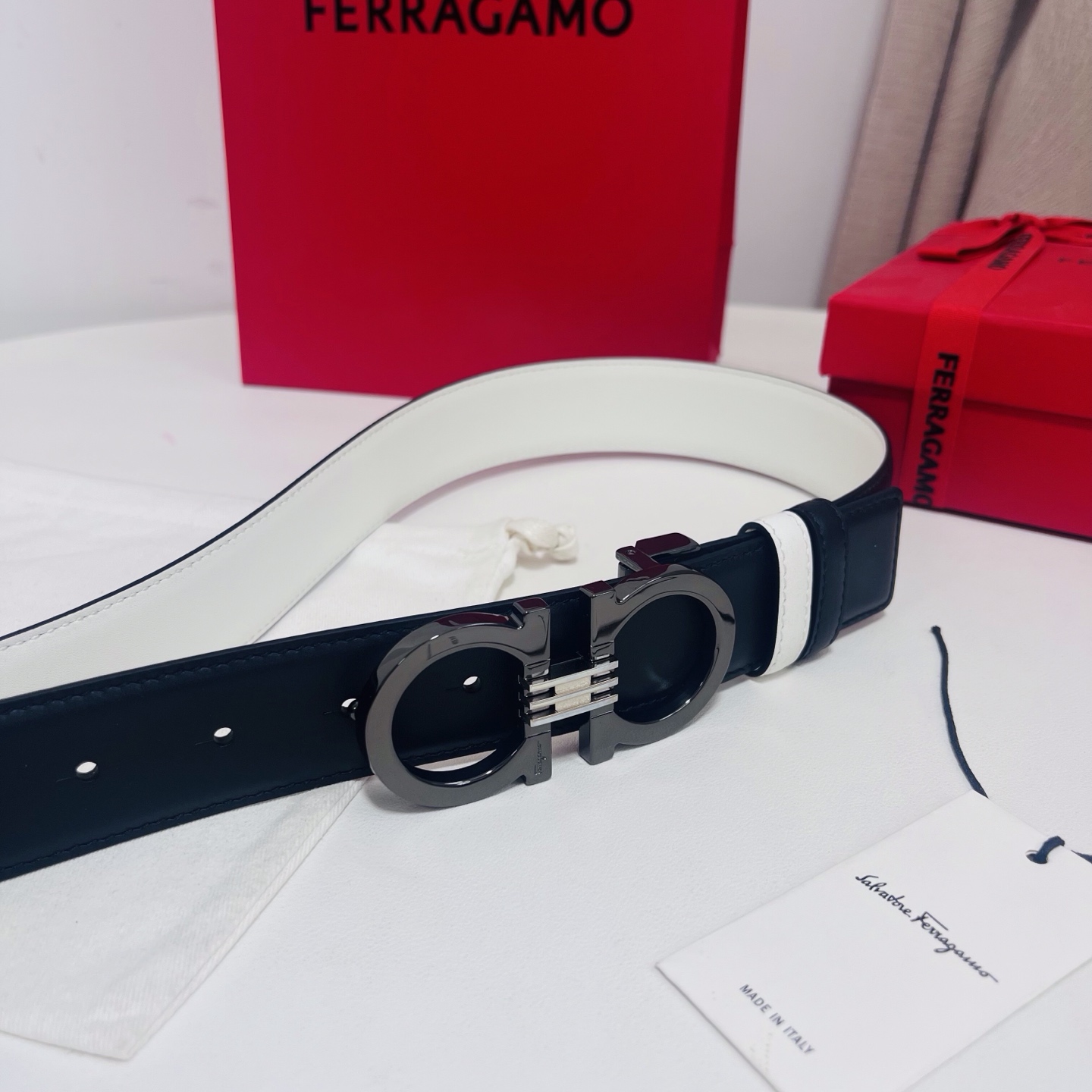 Ferragamo，菲拉格慕 ，宽度3.5cm 可双面使用 自行选择搭配 真材实料 很有质感 时尚经典不失风范  搭配精