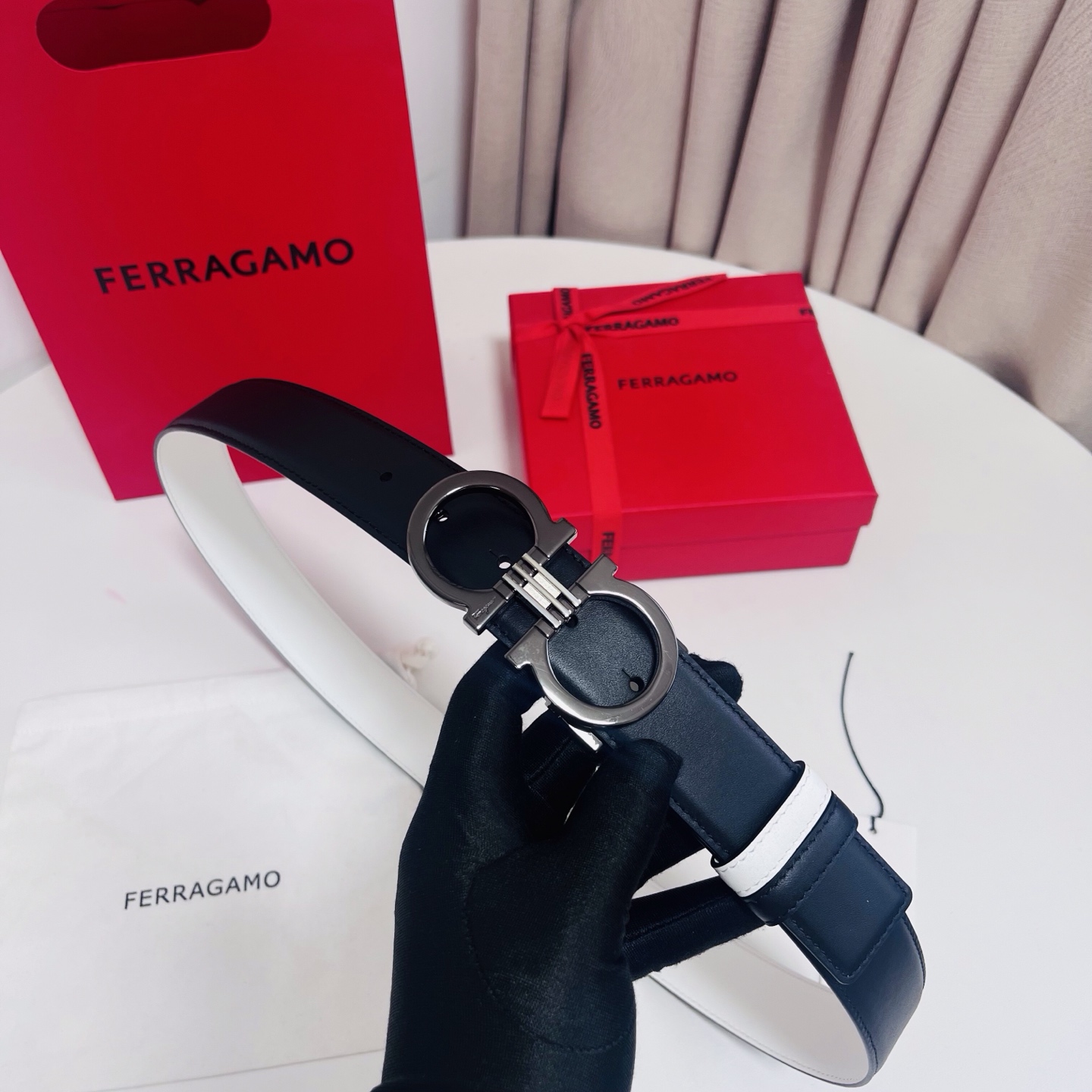 Ferragamo，菲拉格慕 ，宽度3.5cm 可双面使用 自行选择搭配 真材实料 很有质感 时尚经典不失风范  搭配精