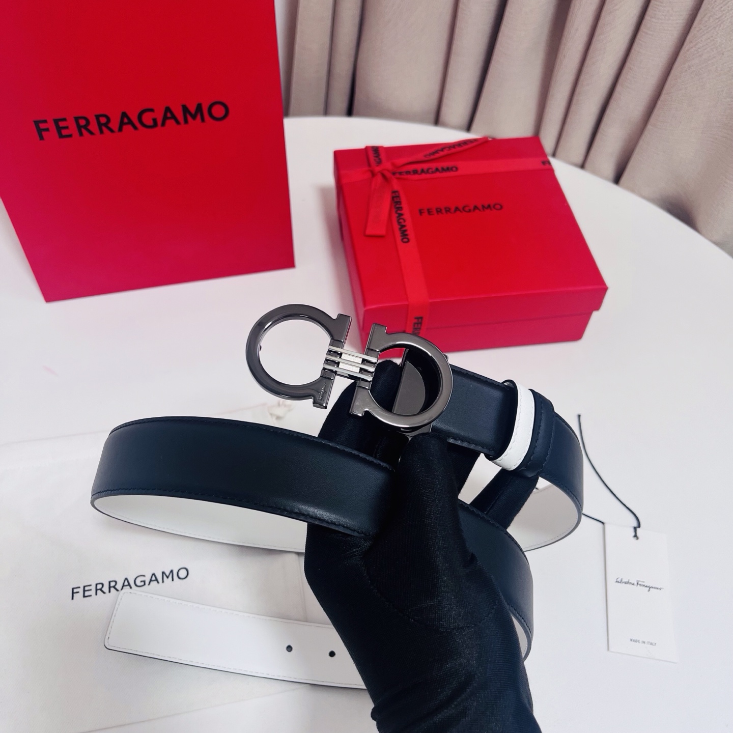 Ferragamo，菲拉格慕 ，宽度3.5cm 可双面使用 自行选择搭配 真材实料 很有质感 时尚经典不失风范  搭配精