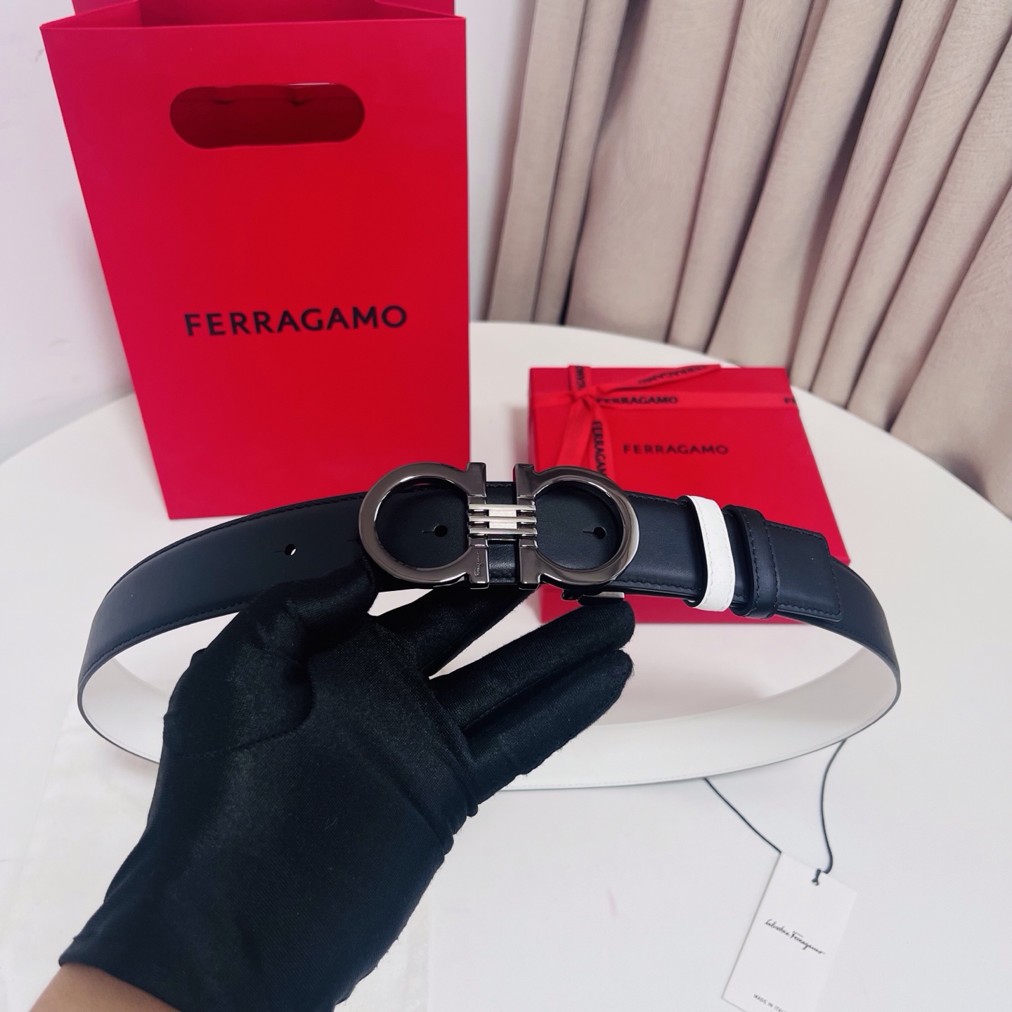 Ferragamo，菲拉格慕 ，宽度3.5cm 可双面使用 自行选择搭配 真材实料 很有质感 时尚经典不失风范  搭配精