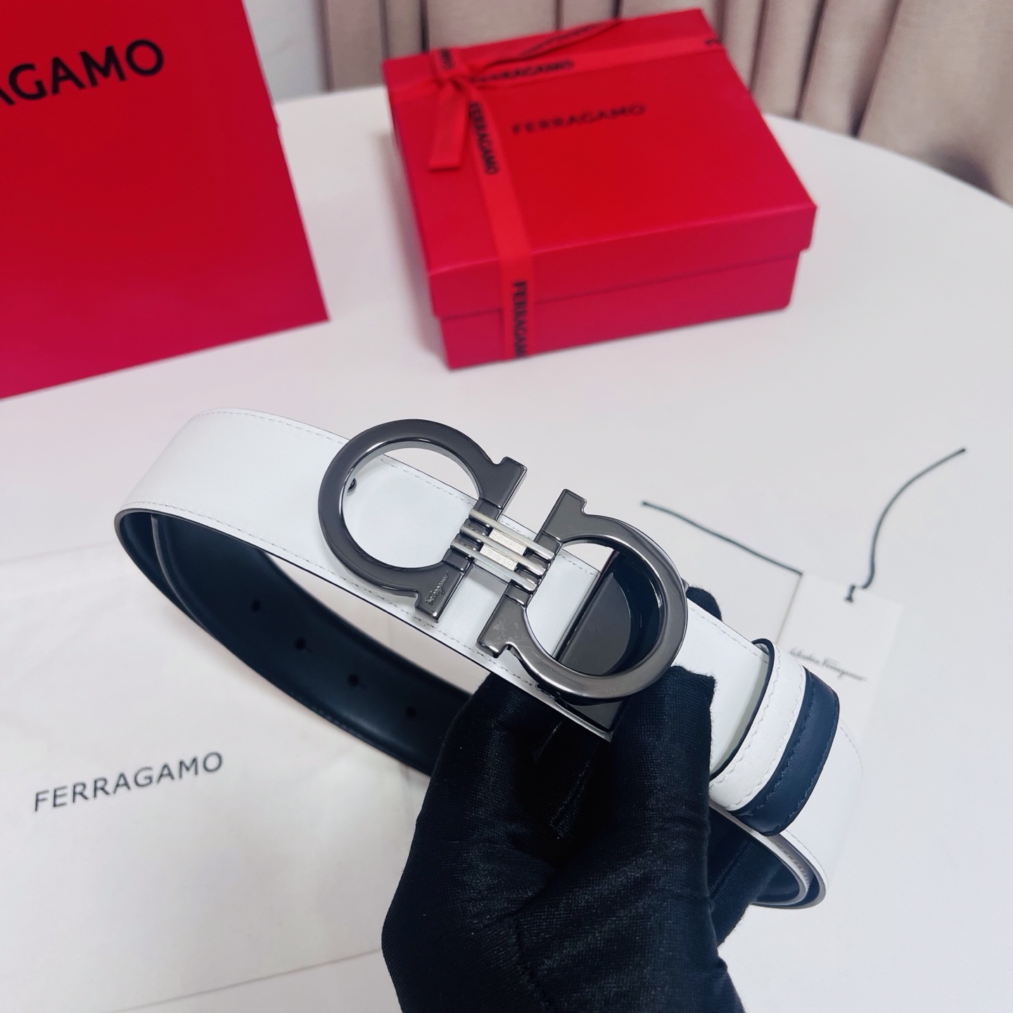 Ferragamo，菲拉格慕 ，宽度3.5cm 可双面使用 自行选择搭配 真材实料 很有质感 时尚经典不失风范  搭配精