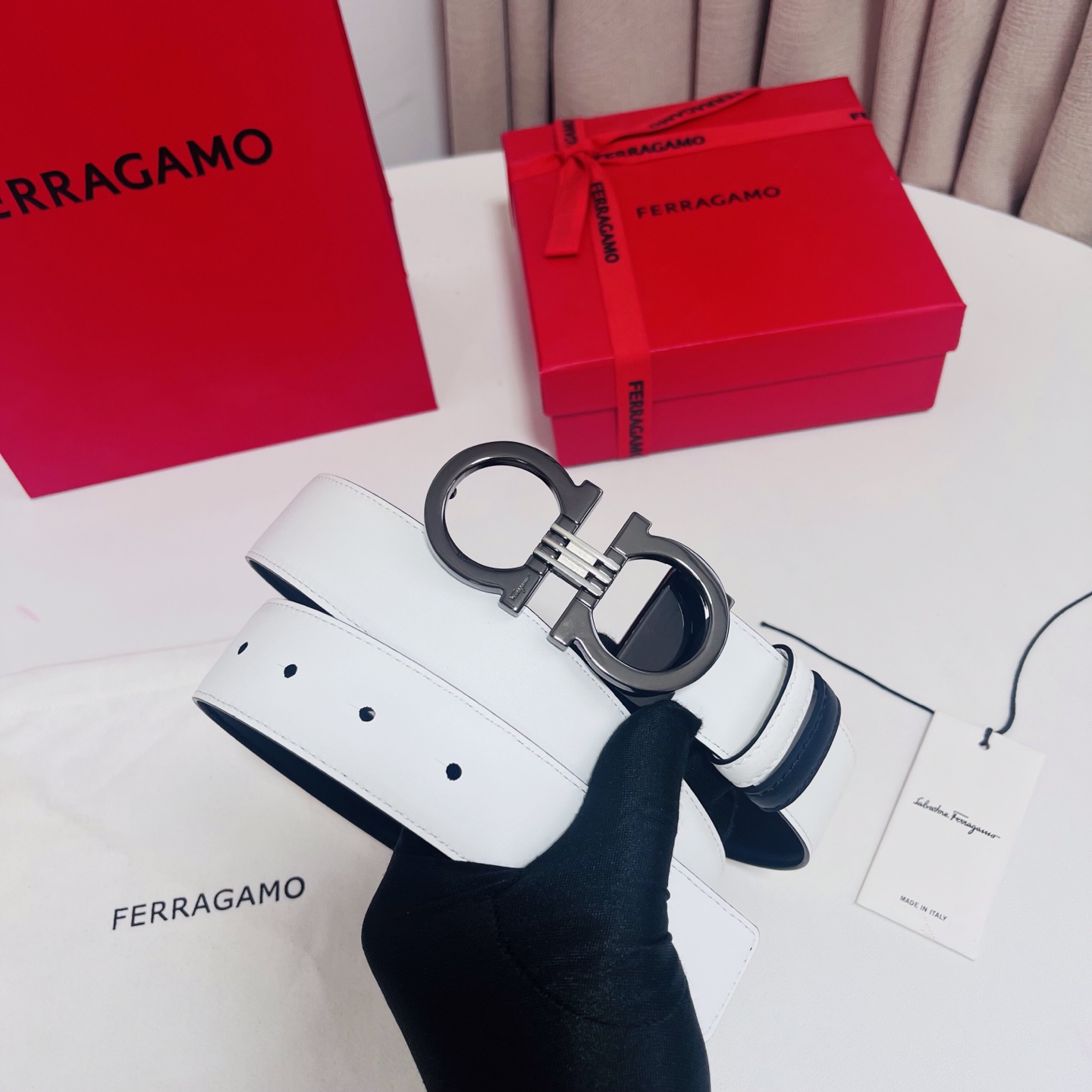 Ferragamo，菲拉格慕 ，宽度3.5cm 可双面使用 自行选择搭配 真材实料 很有质感 时尚经典不失风范  搭配精