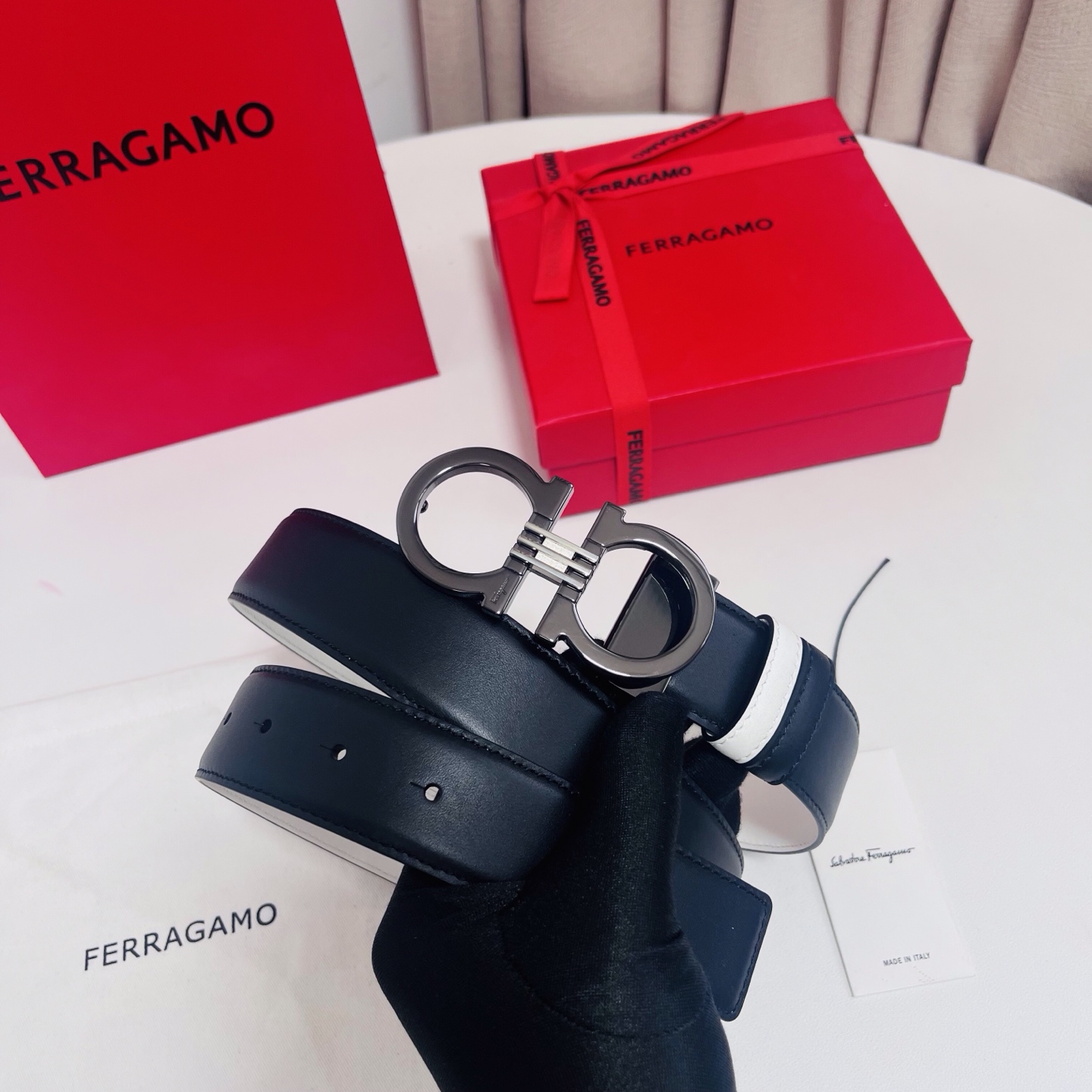 Ferragamo，菲拉格慕 ，宽度3.5cm 可双面使用 自行选择搭配 真材实料 很有质感 时尚经典不失风范  搭配精