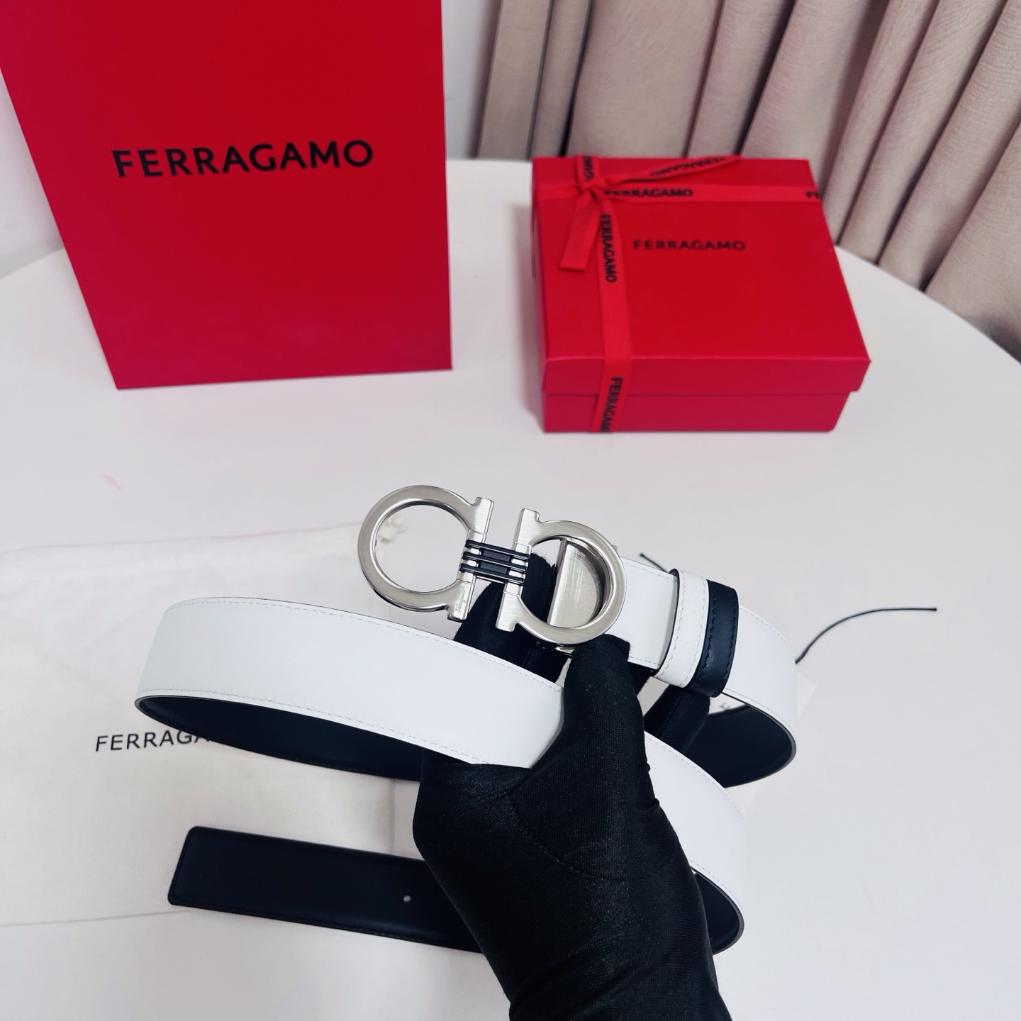 Ferragamo，菲拉格慕 ，宽度3.5cm 可双面使用 自行选择搭配 真材实料 很有质感 时尚经典不失风范  搭配精