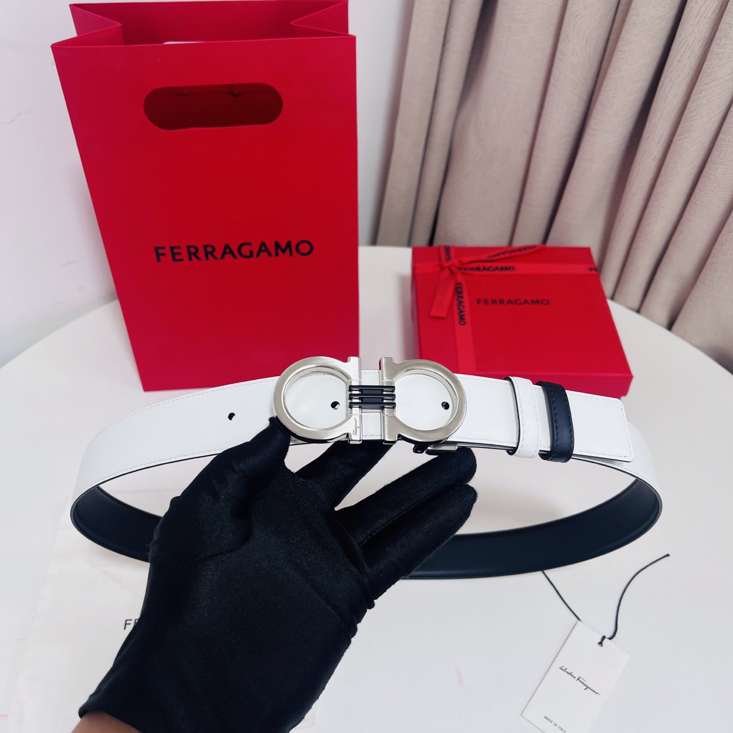 Ferragamo，菲拉格慕 ，宽度3.5cm 可双面使用 自行选择搭配 真材实料 很有质感 时尚经典不失风范  搭配精