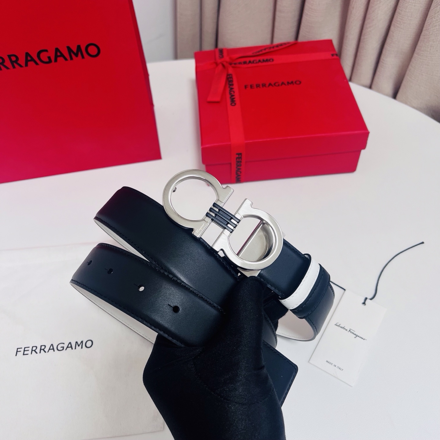 Ferragamo，菲拉格慕 ，宽度3.5cm 可双面使用 自行选择搭配 真材实料 很有质感 时尚经典不失风范  搭配精