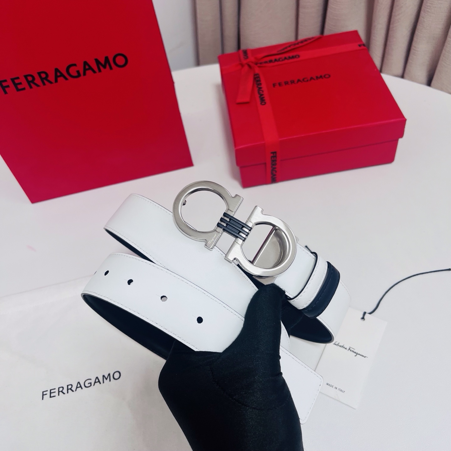 Ferragamo，菲拉格慕 ，宽度3.5cm 可双面使用 自行选择搭配 真材实料 很有质感 时尚经典不失风范  搭配精