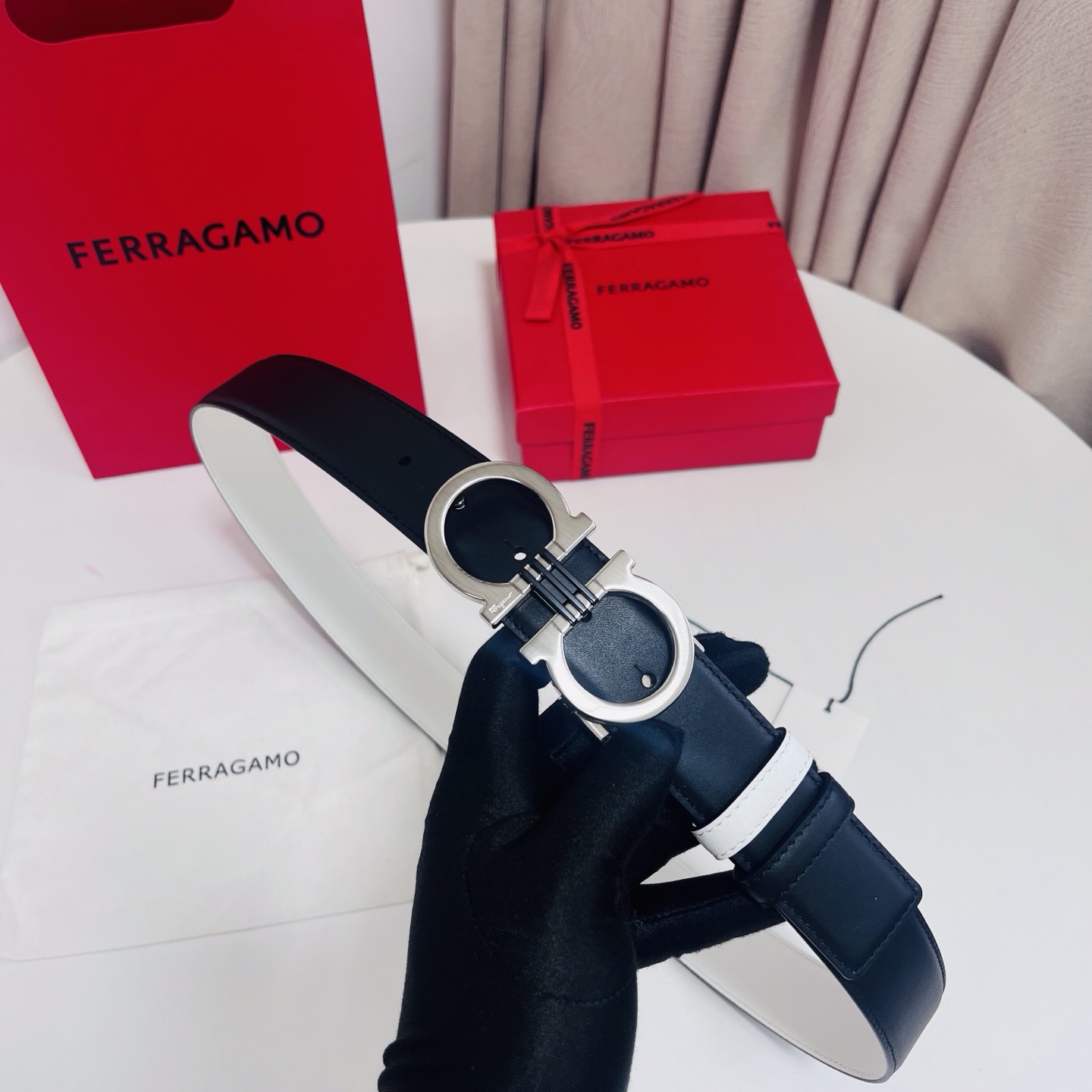 Ferragamo，菲拉格慕 ，宽度3.5cm 可双面使用 自行选择搭配 真材实料 很有质感 时尚经典不失风范  搭配精