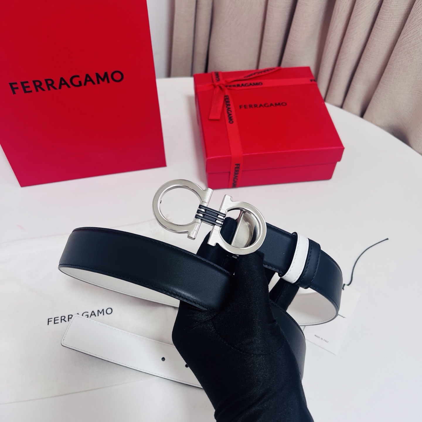 Ferragamo，菲拉格慕 ，宽度3.5cm 可双面使用 自行选择搭配 真材实料 很有质感 时尚经典不失风范  搭配精