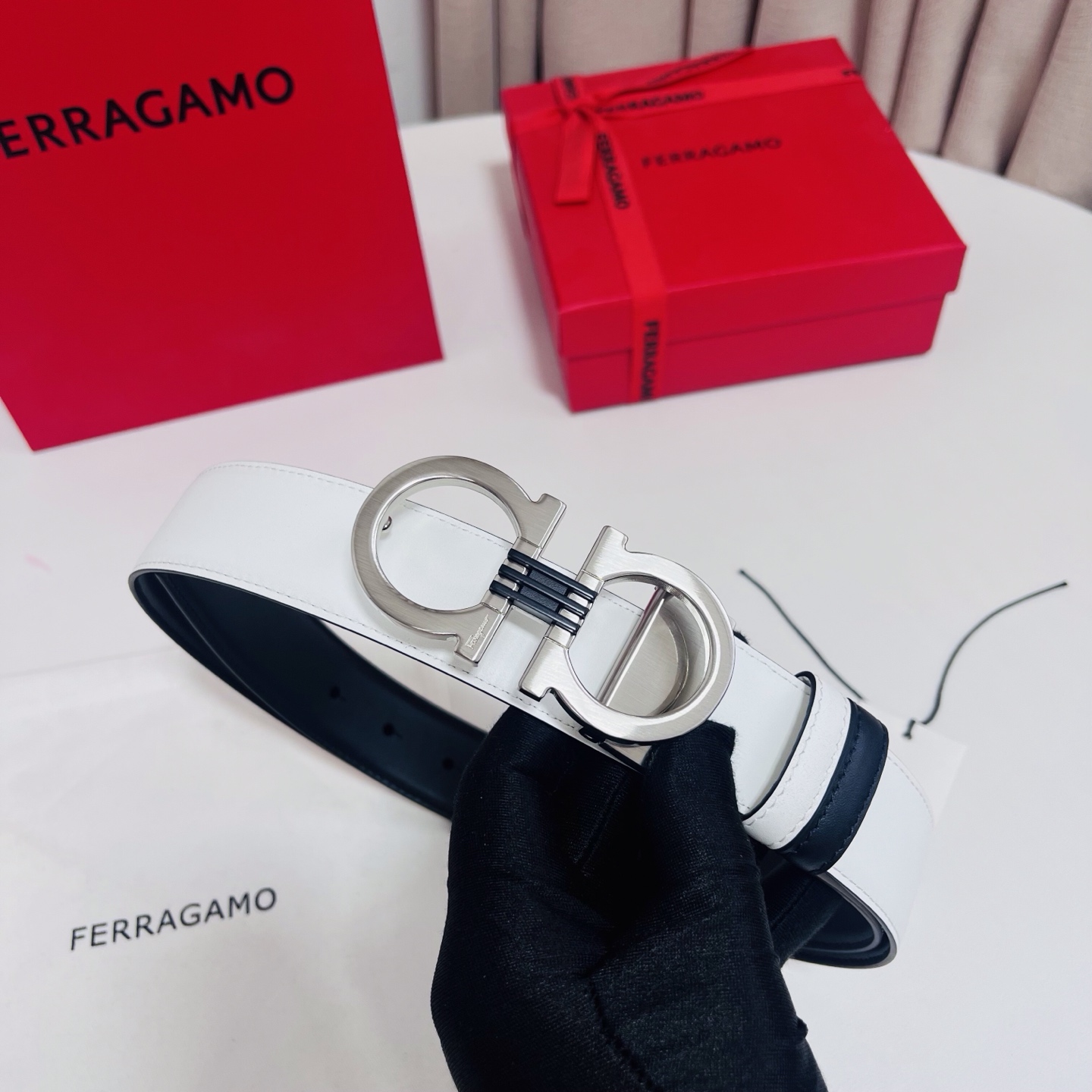 Ferragamo，菲拉格慕 ，宽度3.5cm 可双面使用 自行选择搭配 真材实料 很有质感 时尚经典不失风范  搭配精