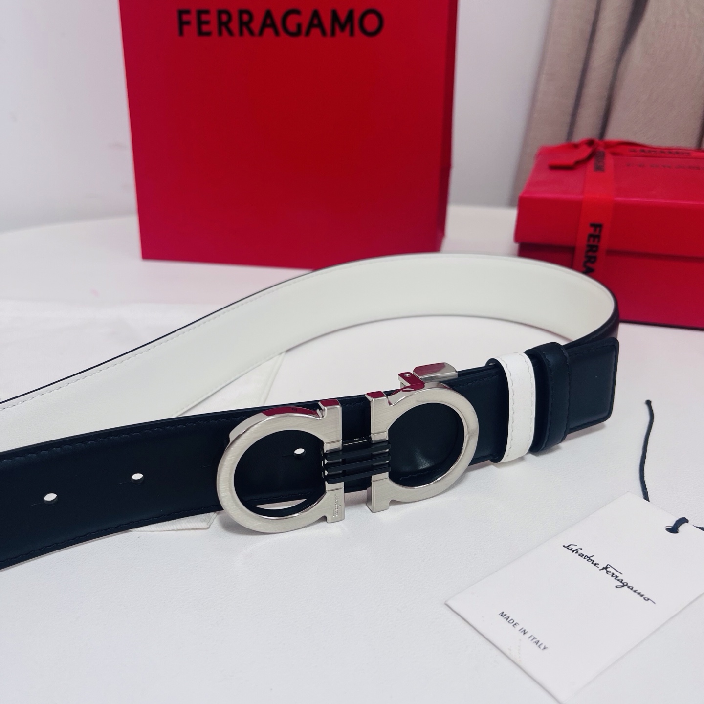 Ferragamo，菲拉格慕 ，宽度3.5cm 可双面使用 自行选择搭配 真材实料 很有质感 时尚经典不失风范  搭配精
