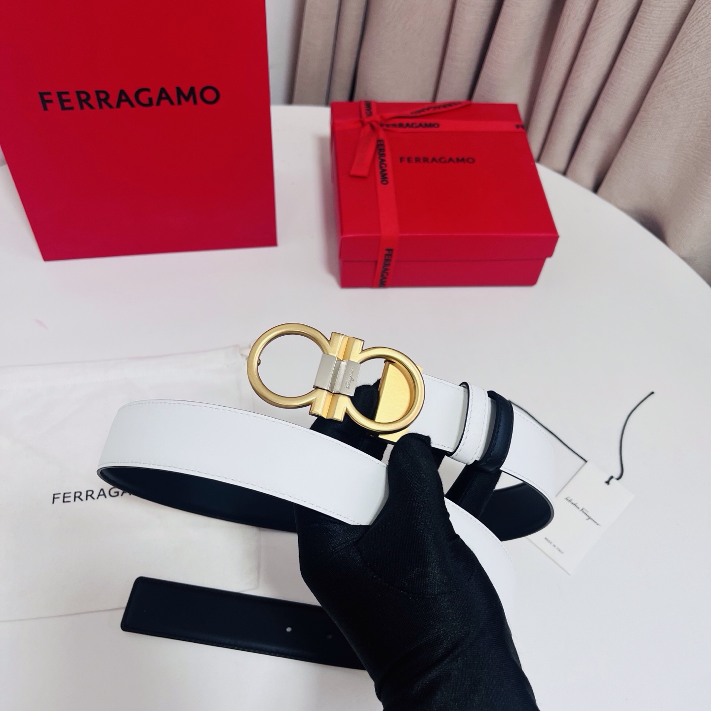 Ferragamo，菲拉格慕 ，宽度3.5cm 可双面使用 自行选择搭配 真材实料 很有质感 时尚经典不失风范  搭配精