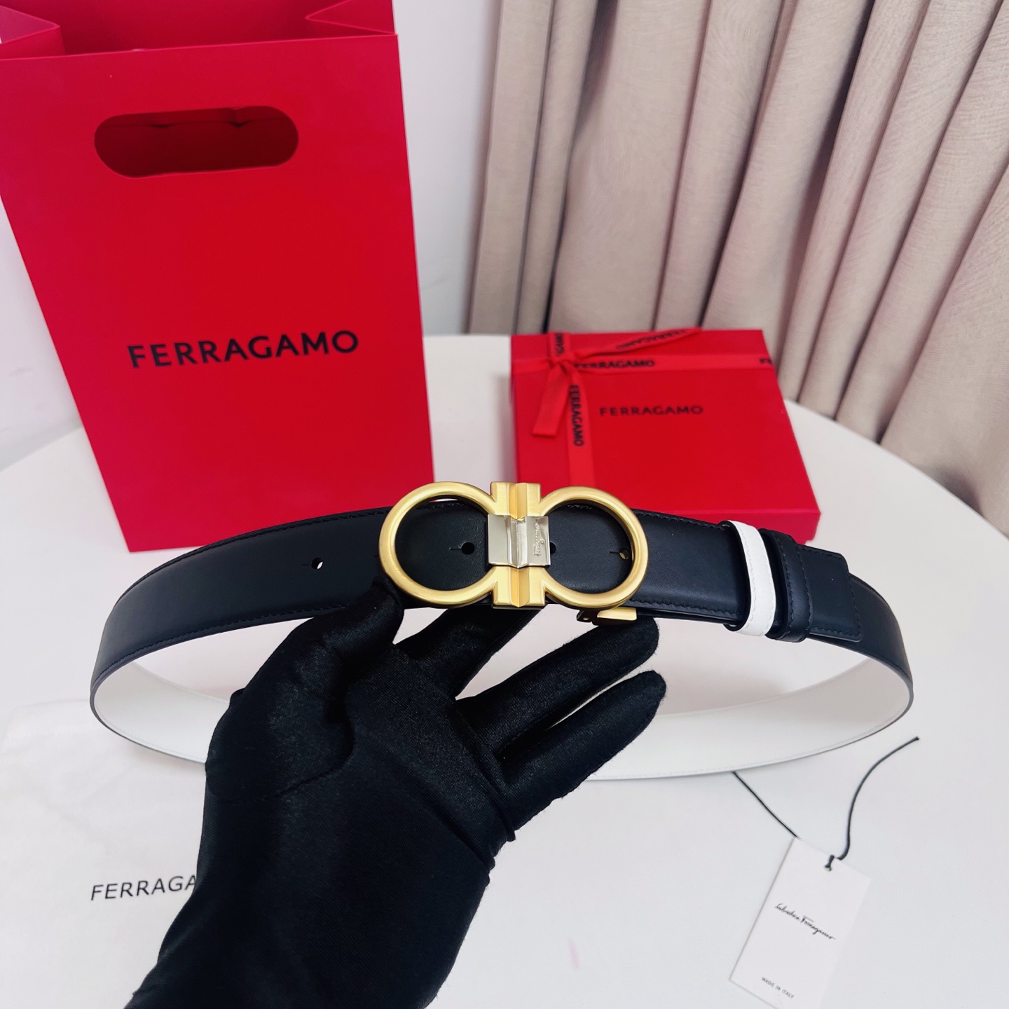 Ferragamo，菲拉格慕 ，宽度3.5cm 可双面使用 自行选择搭配 真材实料 很有质感 时尚经典不失风范  搭配精