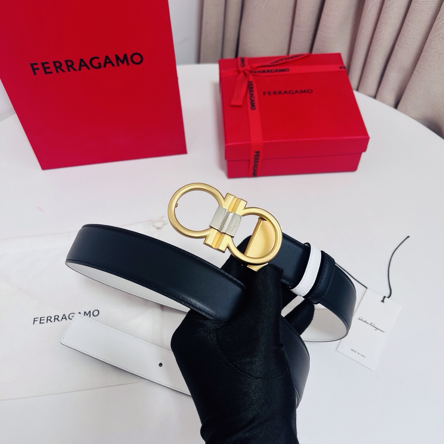 Ferragamo，菲拉格慕 ，宽度3.5cm 可双面使用 自行选择搭配 真材实料 很有质感 时尚经典不失风范  搭配精