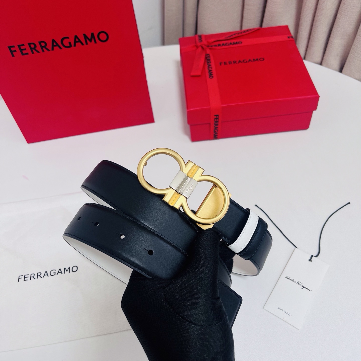 Ferragamo，菲拉格慕 ，宽度3.5cm 可双面使用 自行选择搭配 真材实料 很有质感 时尚经典不失风范  搭配精
