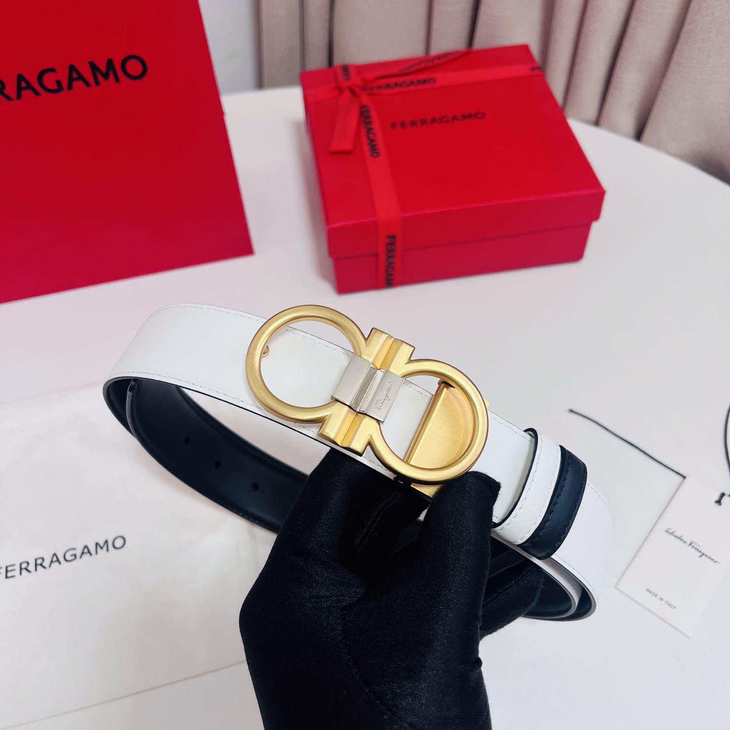 Ferragamo，菲拉格慕 ，宽度3.5cm 可双面使用 自行选择搭配 真材实料 很有质感 时尚经典不失风范  搭配精