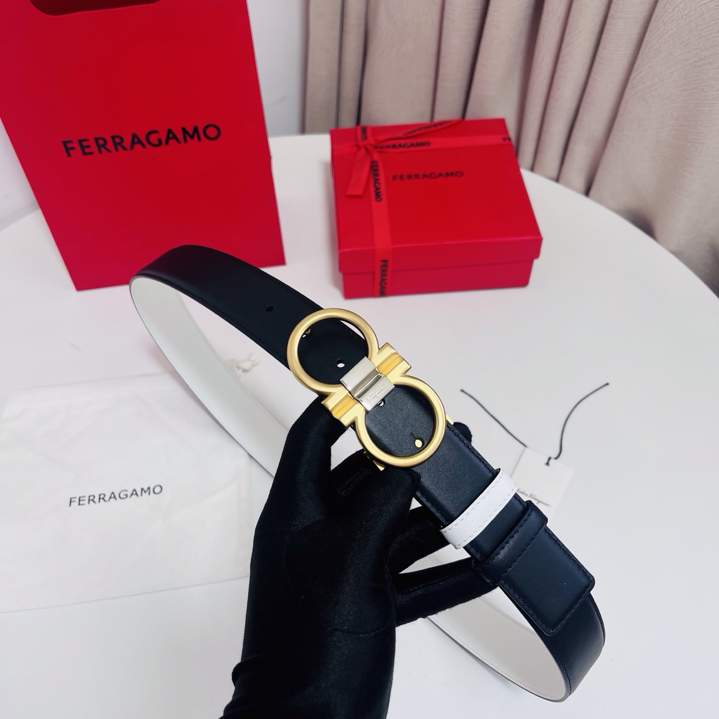 Ferragamo，菲拉格慕 ，宽度3.5cm 可双面使用 自行选择搭配 真材实料 很有质感 时尚经典不失风范  搭配精