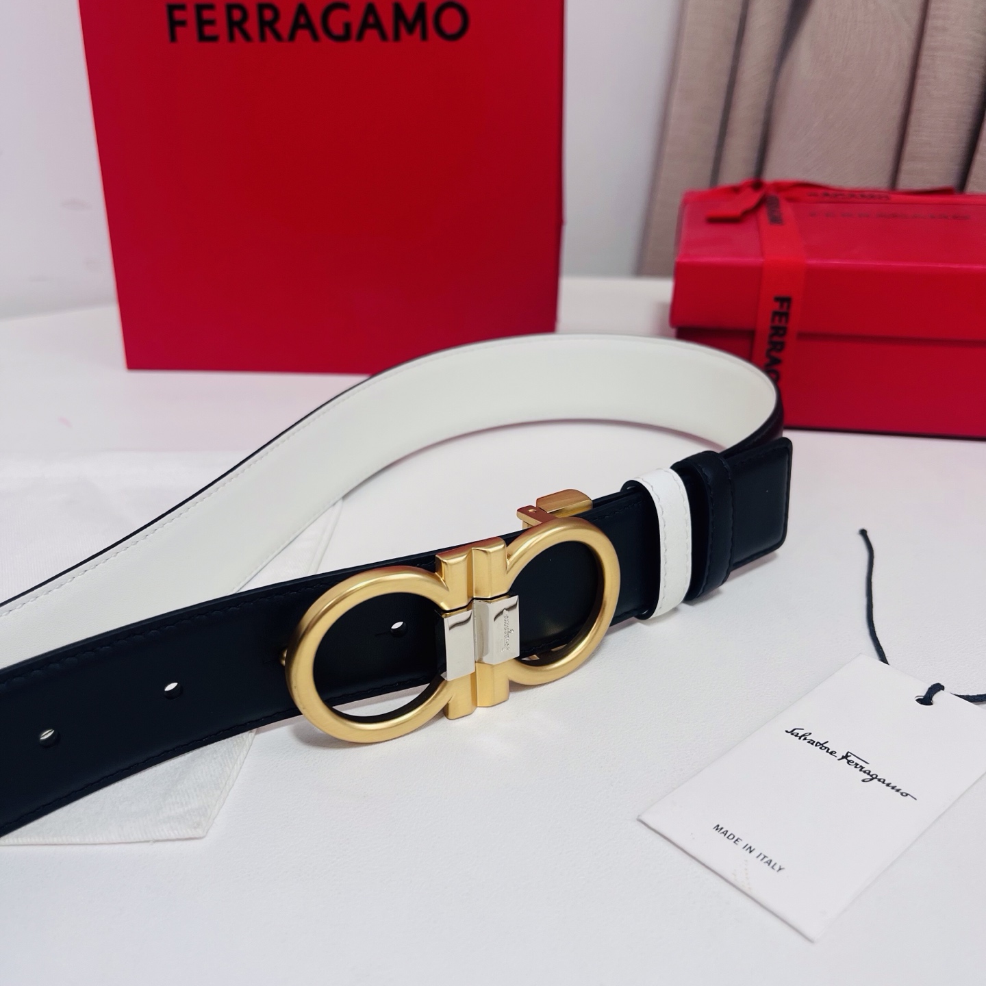 Ferragamo，菲拉格慕 ，宽度3.5cm 可双面使用 自行选择搭配 真材实料 很有质感 时尚经典不失风范  搭配精