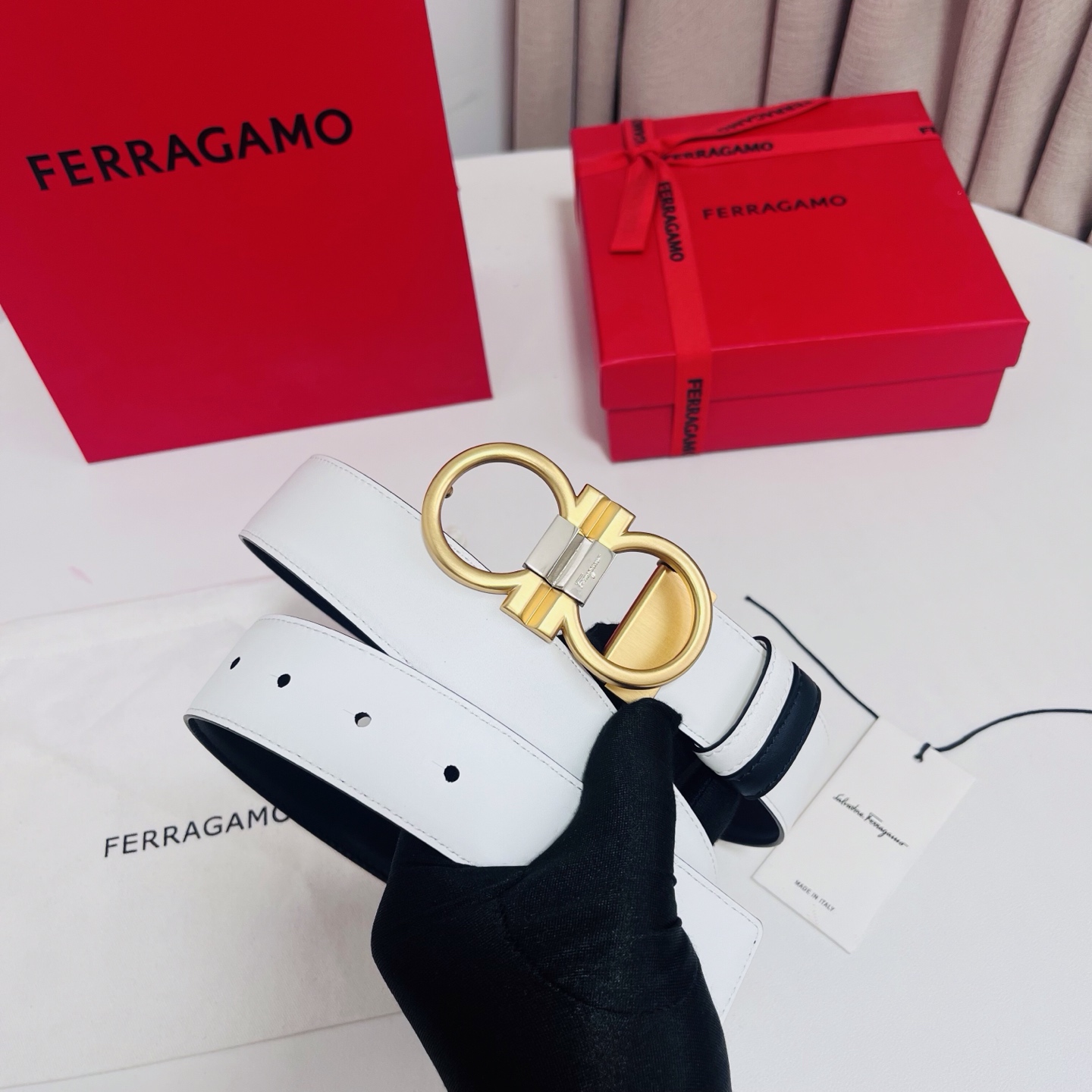 Ferragamo，菲拉格慕 ，宽度3.5cm 可双面使用 自行选择搭配 真材实料 很有质感 时尚经典不失风范  搭配精
