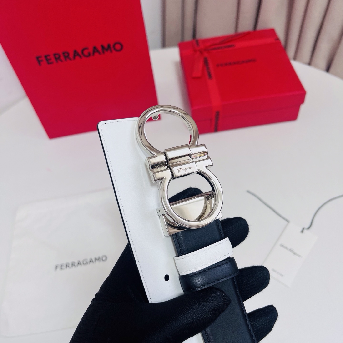 Ferragamo，菲拉格慕 ，宽度3.5cm 可双面使用 自行选择搭配 真材实料 很有质感 时尚经典不失风范  搭配精