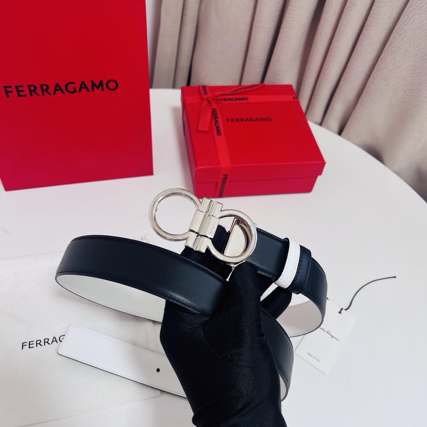 Ferragamo，菲拉格慕 ，宽度3.5cm 可双面使用 自行选择搭配 真材实料 很有质感 时尚经典不失风范  搭配精