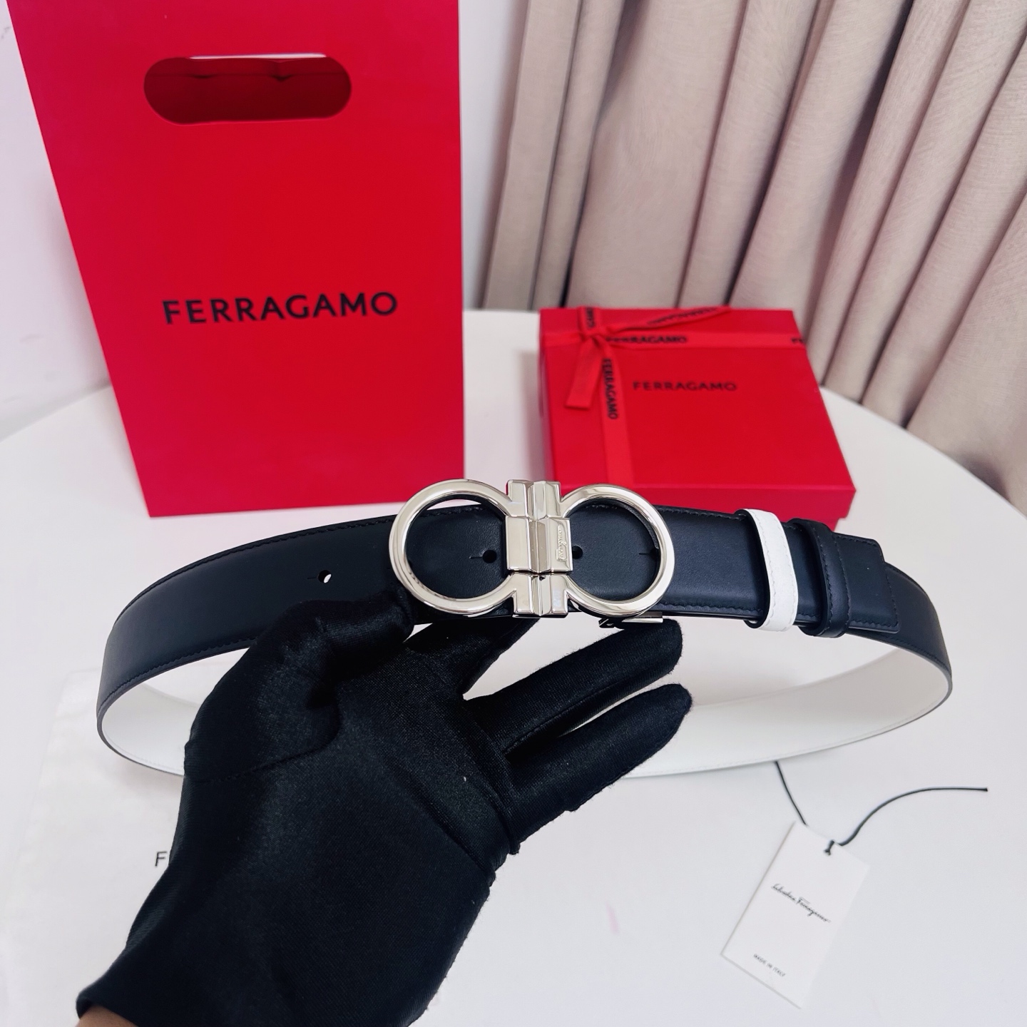 Ferragamo，菲拉格慕 ，宽度3.5cm 可双面使用 自行选择搭配 真材实料 很有质感 时尚经典不失风范  搭配精