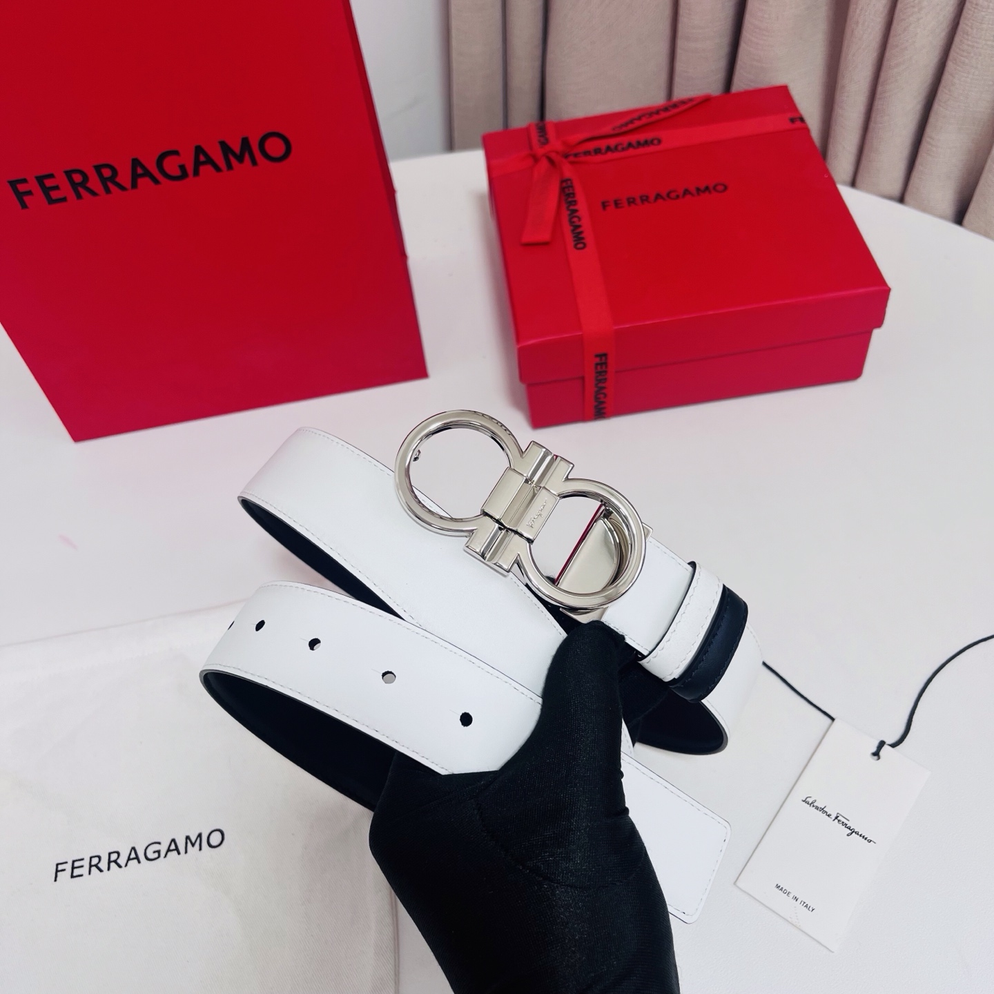 Ferragamo，菲拉格慕 ，宽度3.5cm 可双面使用 自行选择搭配 真材实料 很有质感 时尚经典不失风范  搭配精