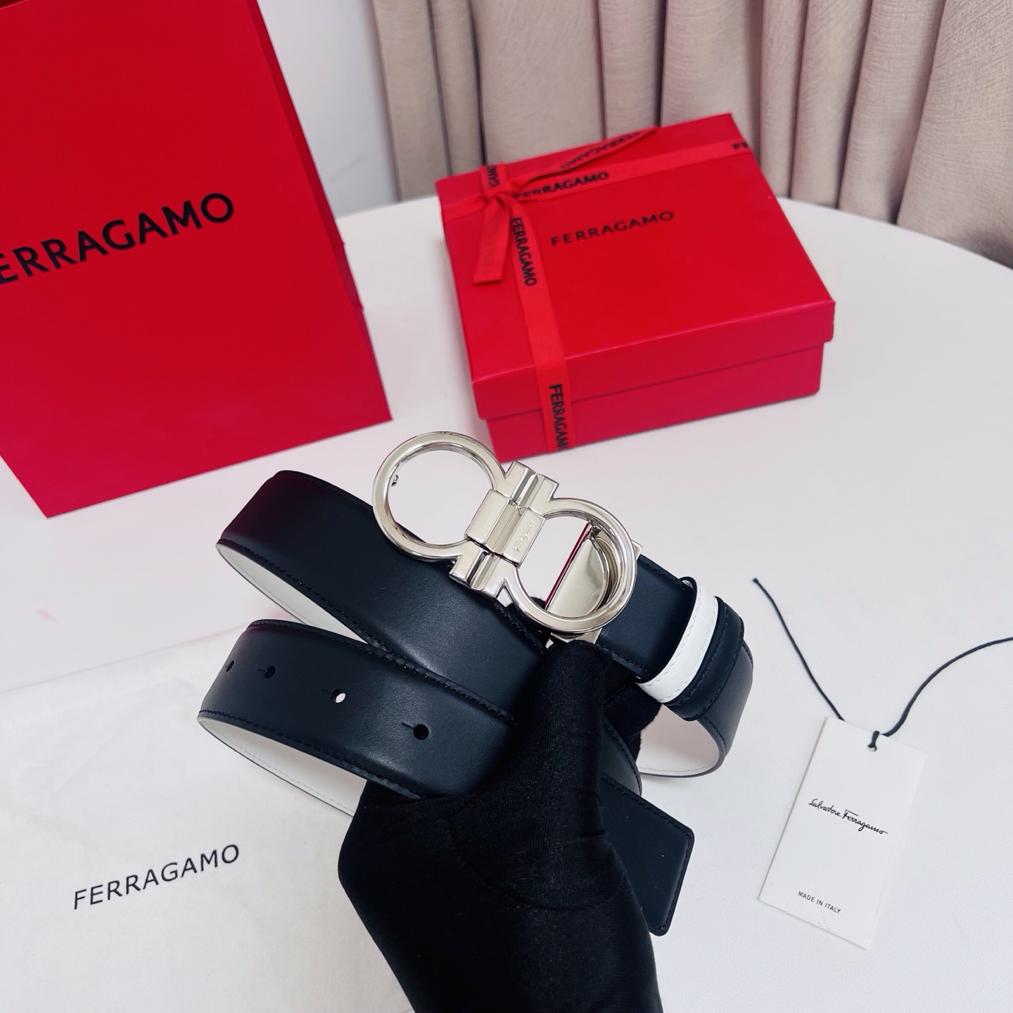 Ferragamo，菲拉格慕 ，宽度3.5cm 可双面使用 自行选择搭配 真材实料 很有质感 时尚经典不失风范  搭配精