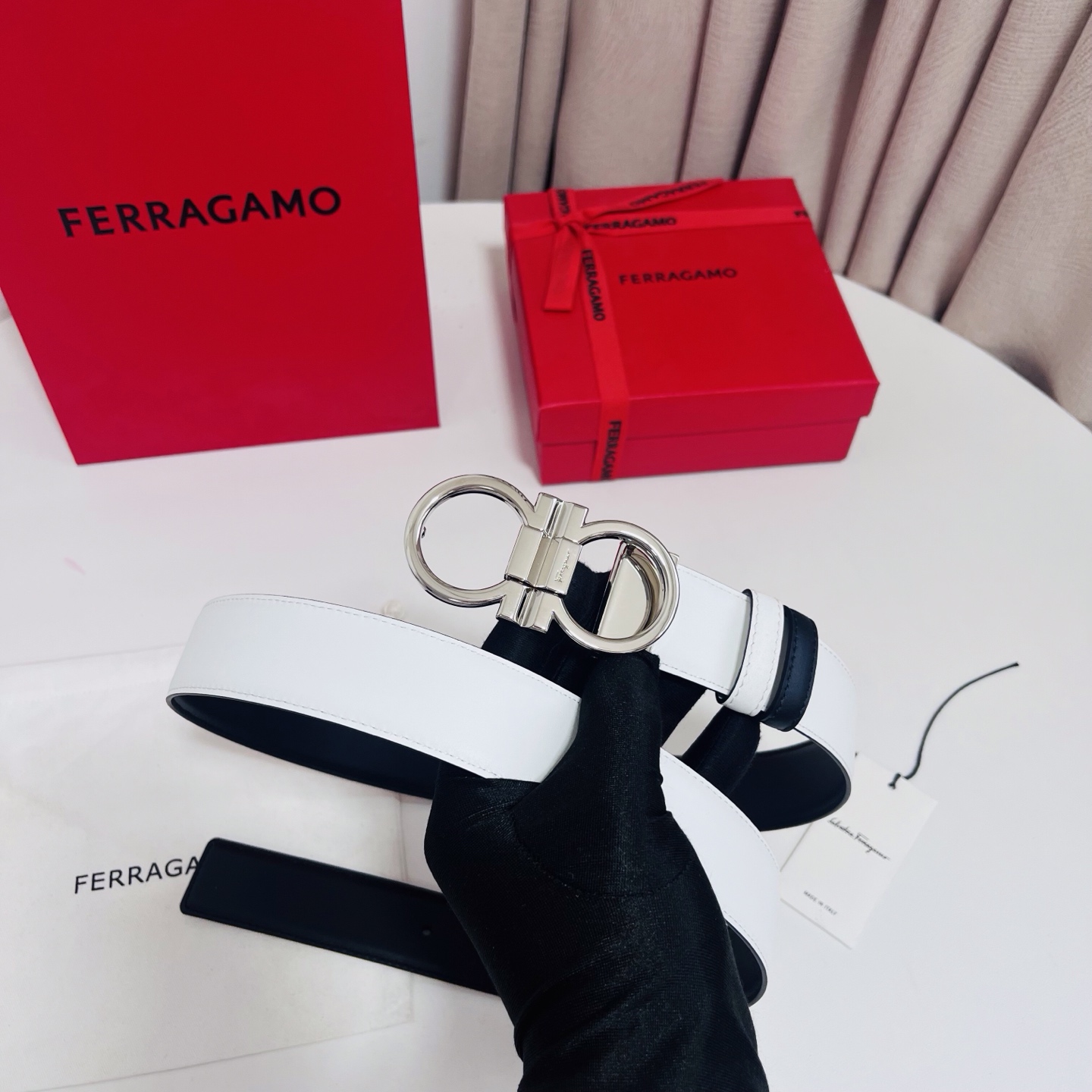 Ferragamo，菲拉格慕 ，宽度3.5cm 可双面使用 自行选择搭配 真材实料 很有质感 时尚经典不失风范  搭配精