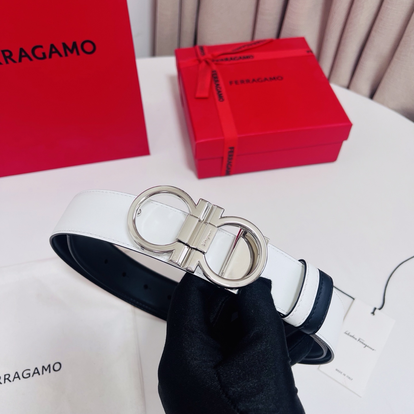 Ferragamo，菲拉格慕 ，宽度3.5cm 可双面使用 自行选择搭配 真材实料 很有质感 时尚经典不失风范  搭配精