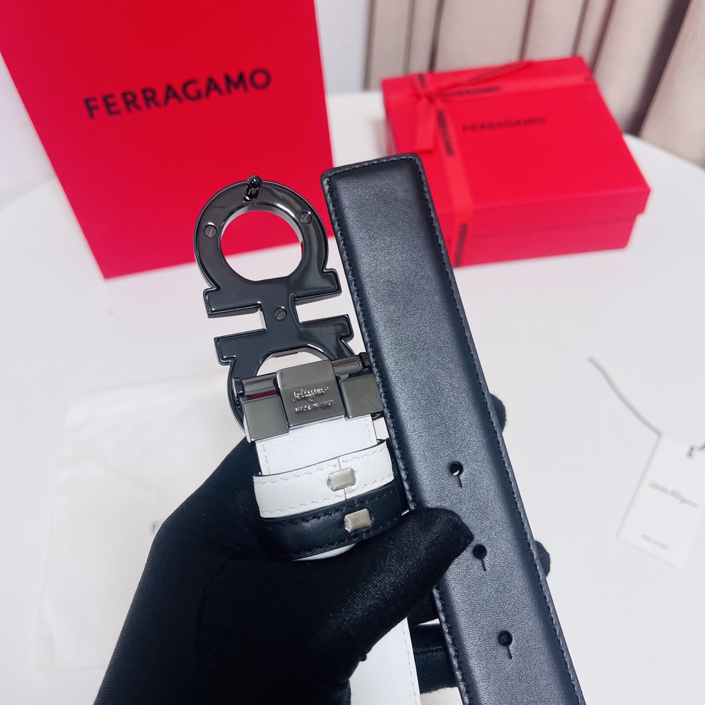 Ferragamo，菲拉格慕 ，宽度3.5cm 可双面使用 自行选择搭配 真材实料 很有质感 时尚经典不失风范  搭配精