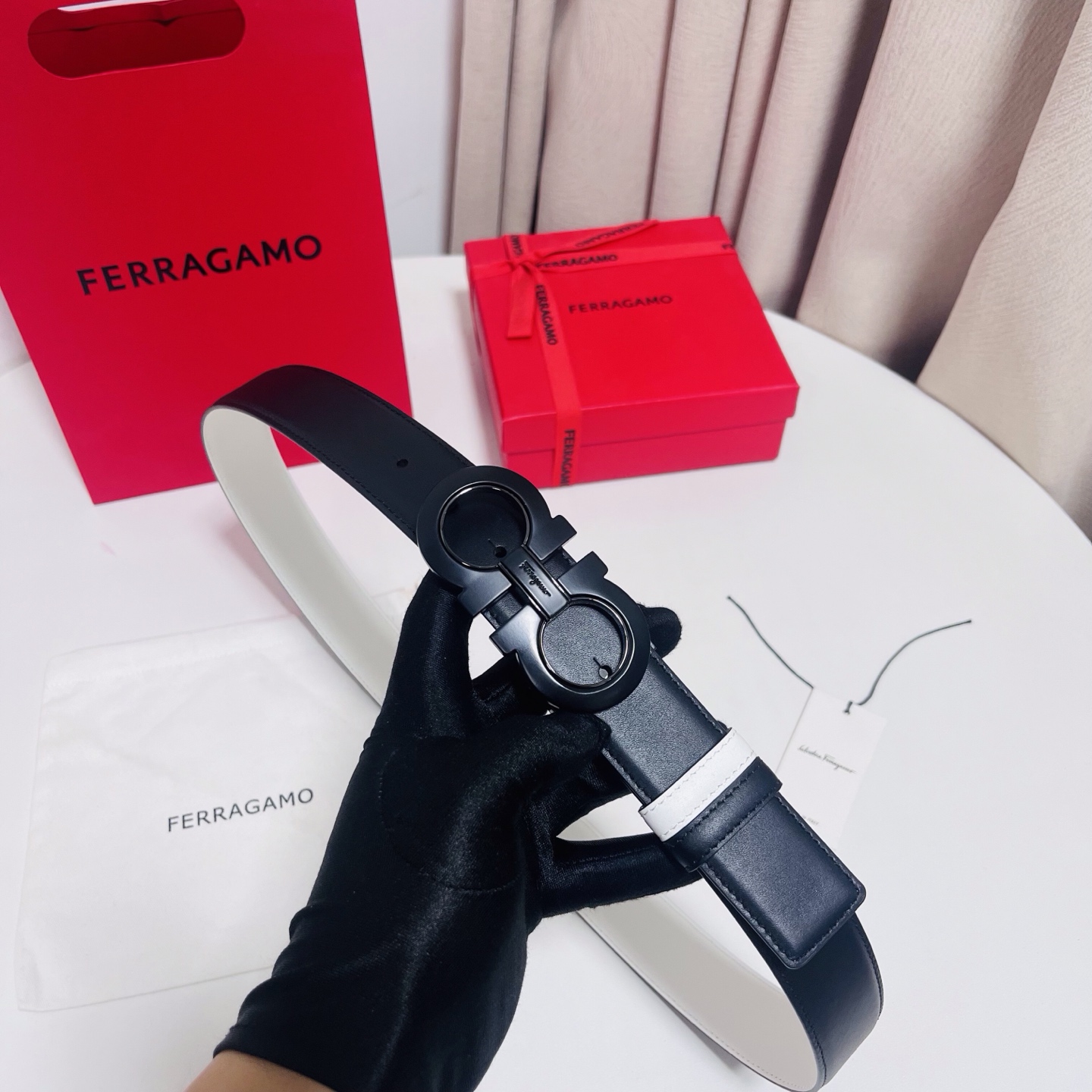 Ferragamo，菲拉格慕 ，宽度3.5cm 可双面使用 自行选择搭配 真材实料 很有质感 时尚经典不失风范  搭配精