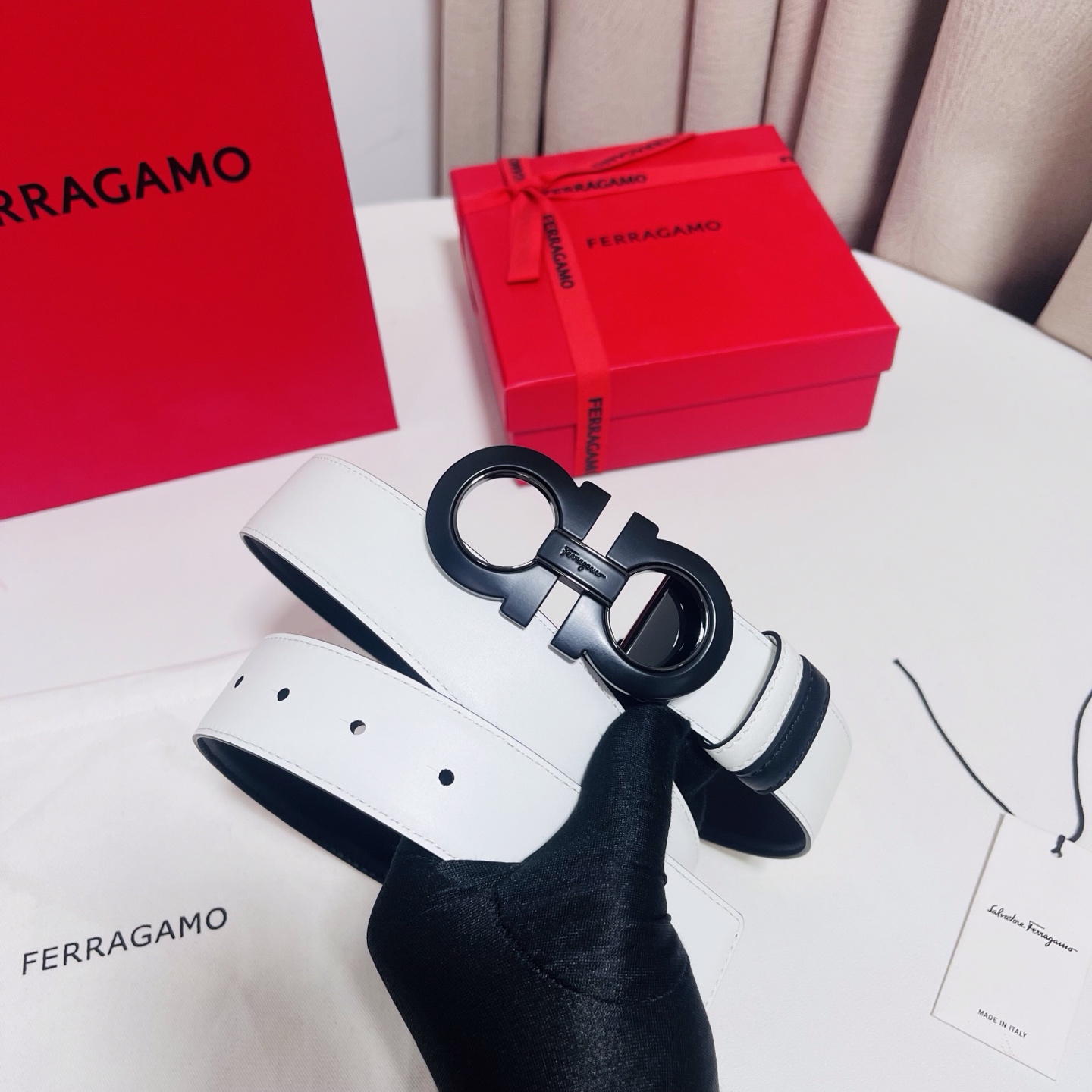 Ferragamo，菲拉格慕 ，宽度3.5cm 可双面使用 自行选择搭配 真材实料 很有质感 时尚经典不失风范  搭配精