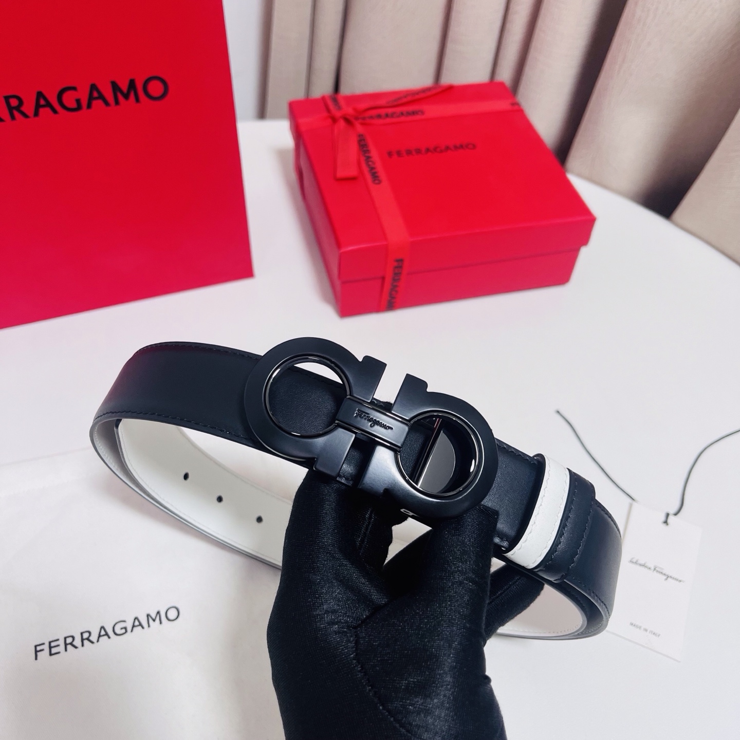 Ferragamo，菲拉格慕 ，宽度3.5cm 可双面使用 自行选择搭配 真材实料 很有质感 时尚经典不失风范  搭配精