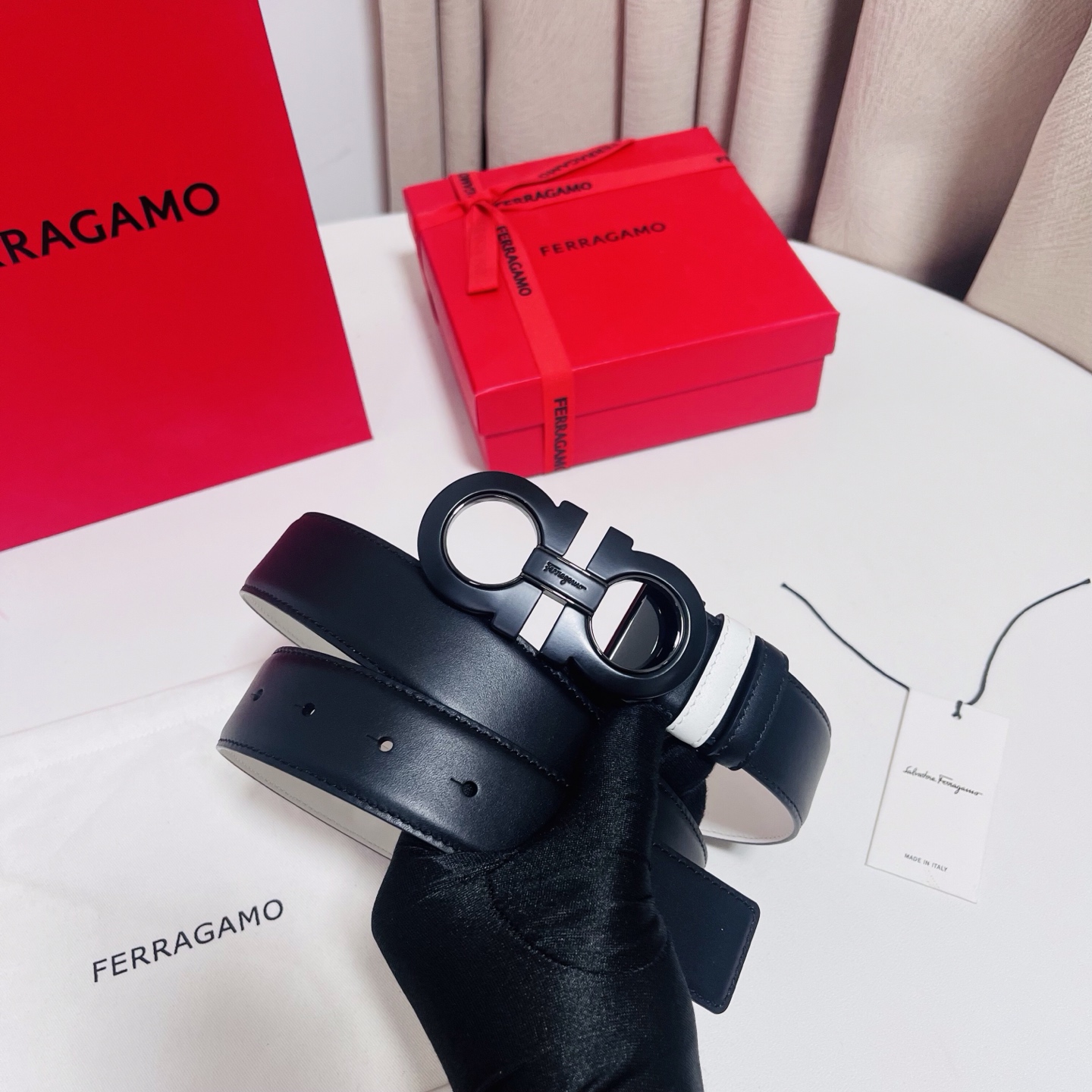 Ferragamo，菲拉格慕 ，宽度3.5cm 可双面使用 自行选择搭配 真材实料 很有质感 时尚经典不失风范  搭配精