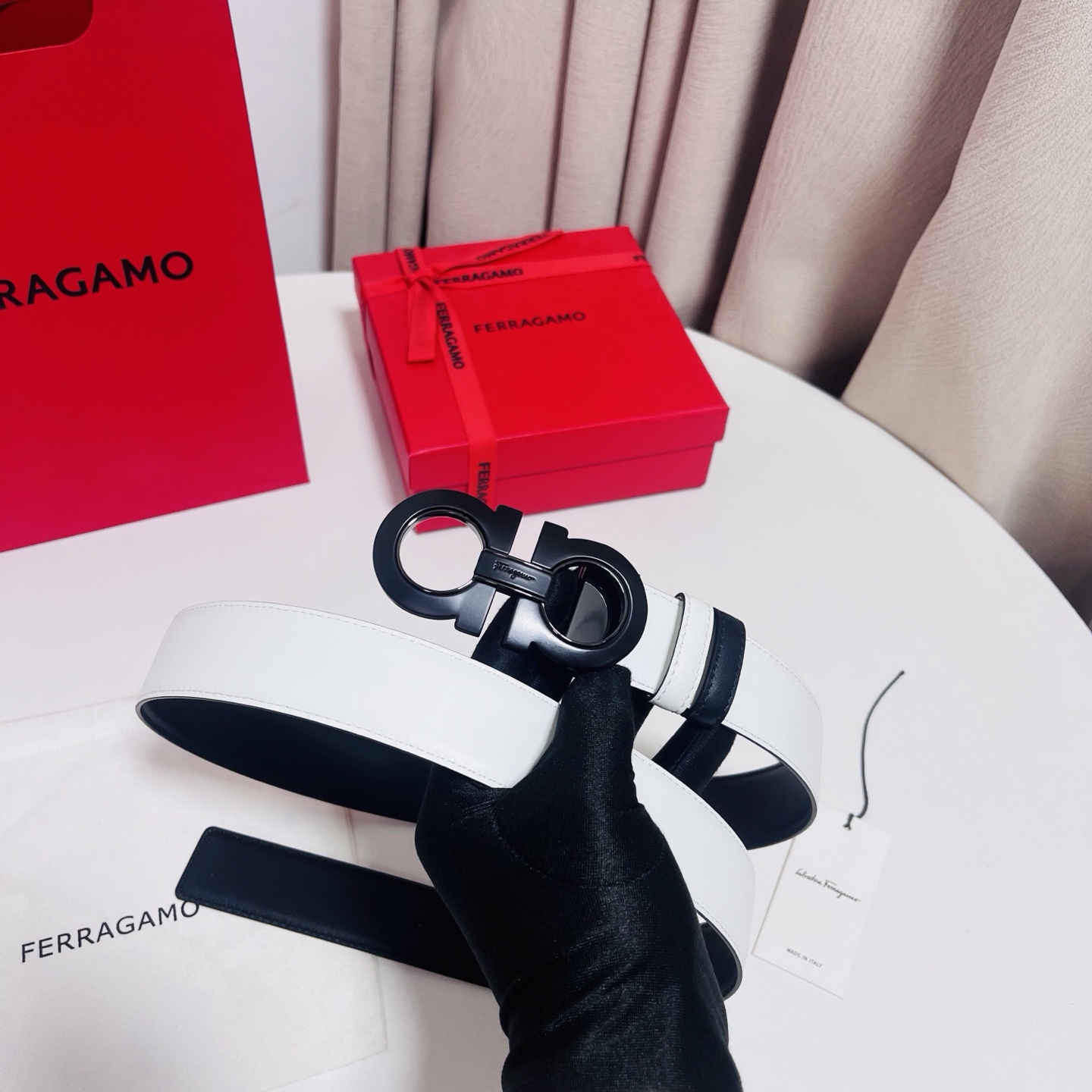 Ferragamo，菲拉格慕 ，宽度3.5cm 可双面使用 自行选择搭配 真材实料 很有质感 时尚经典不失风范  搭配精