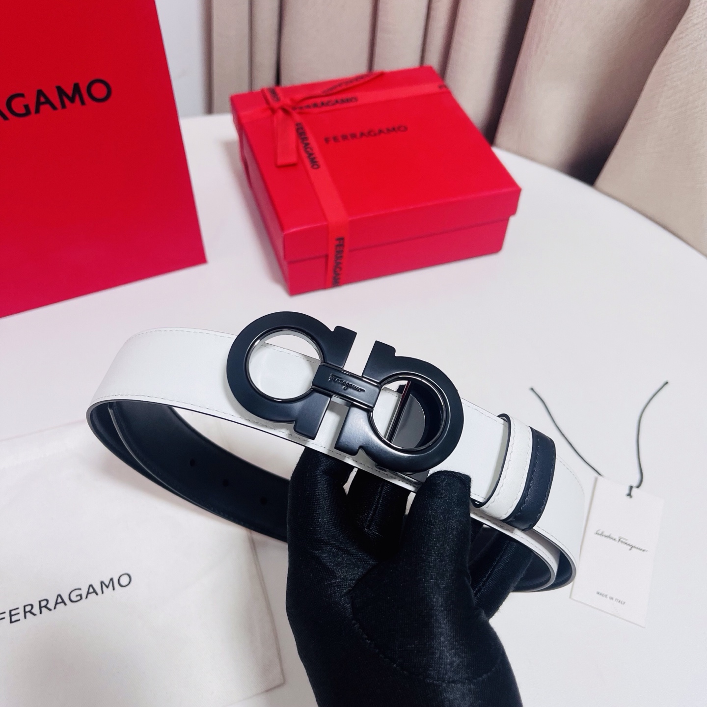 Ferragamo，菲拉格慕 ，宽度3.5cm 可双面使用 自行选择搭配 真材实料 很有质感 时尚经典不失风范  搭配精