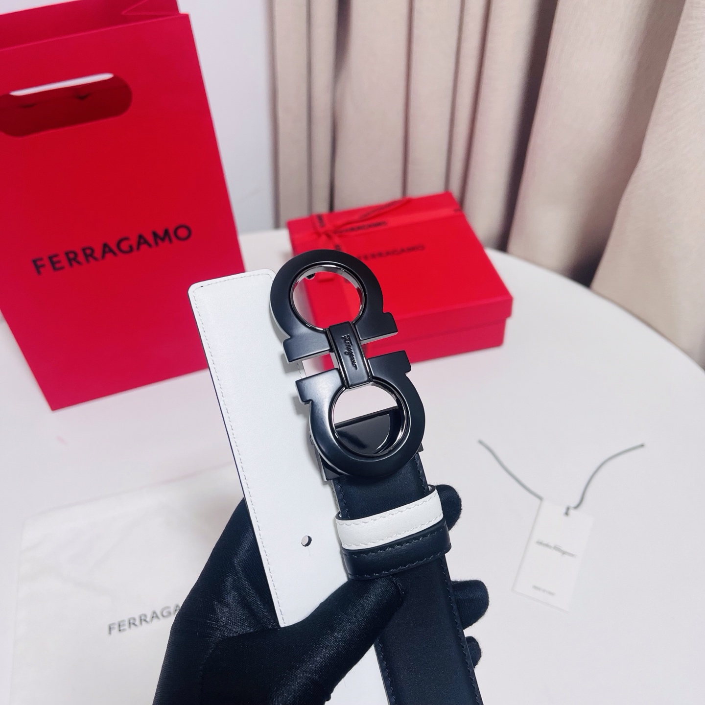 Ferragamo，菲拉格慕 ，宽度3.5cm 可双面使用 自行选择搭配 真材实料 很有质感 时尚经典不失风范  搭配精