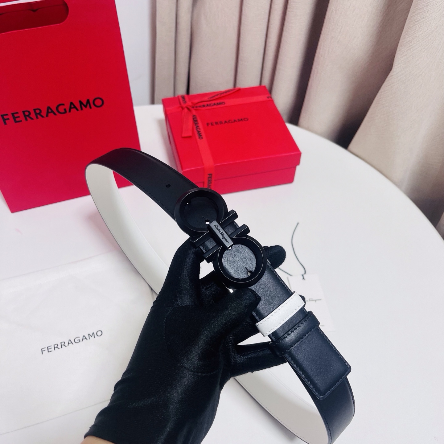 Ferragamo，菲拉格慕 ，宽度3.5cm 可双面使用 自行选择搭配 真材实料 很有质感 时尚经典不失风范  搭配精