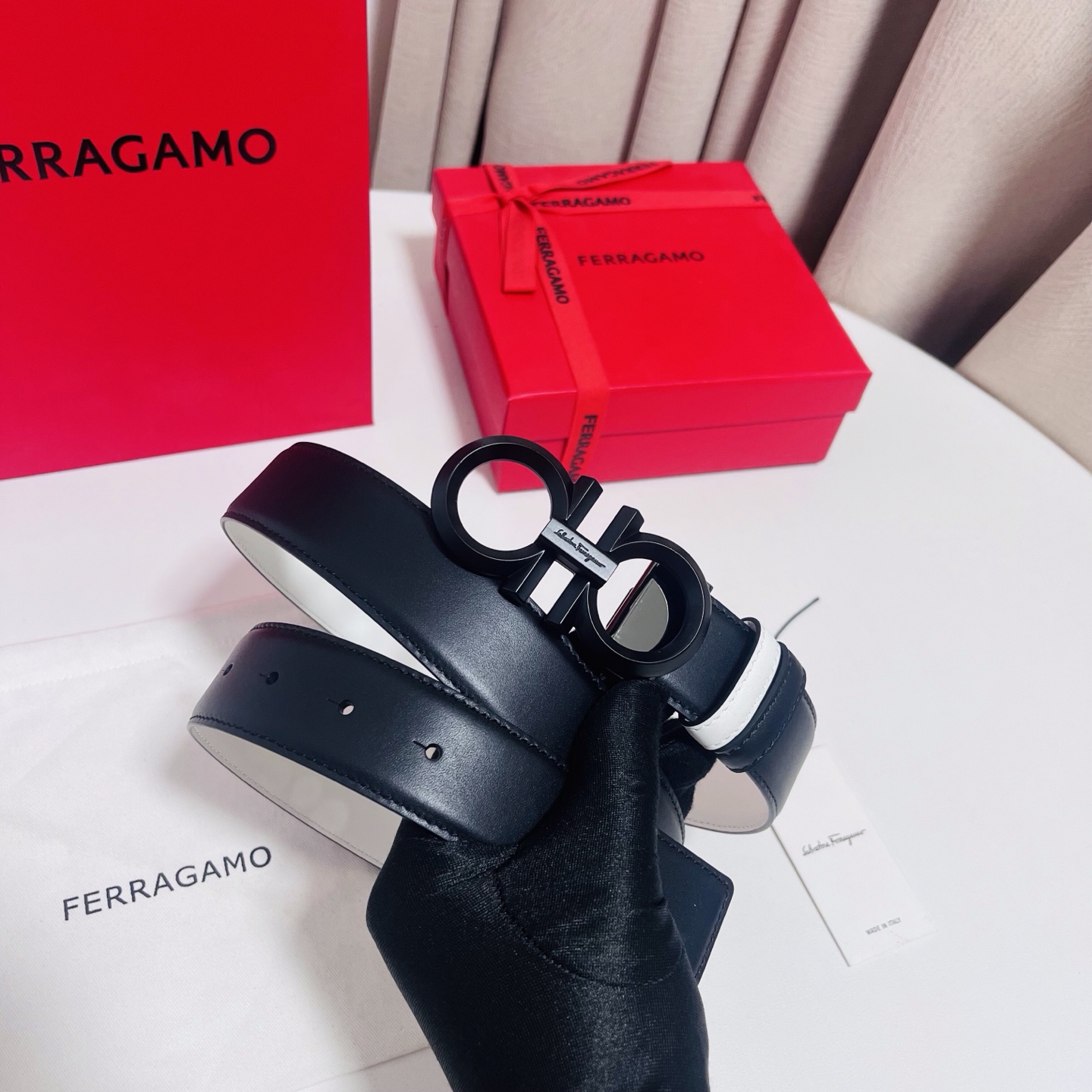 Ferragamo，菲拉格慕 ，宽度3.5cm 可双面使用 自行选择搭配 真材实料 很有质感 时尚经典不失风范  搭配精