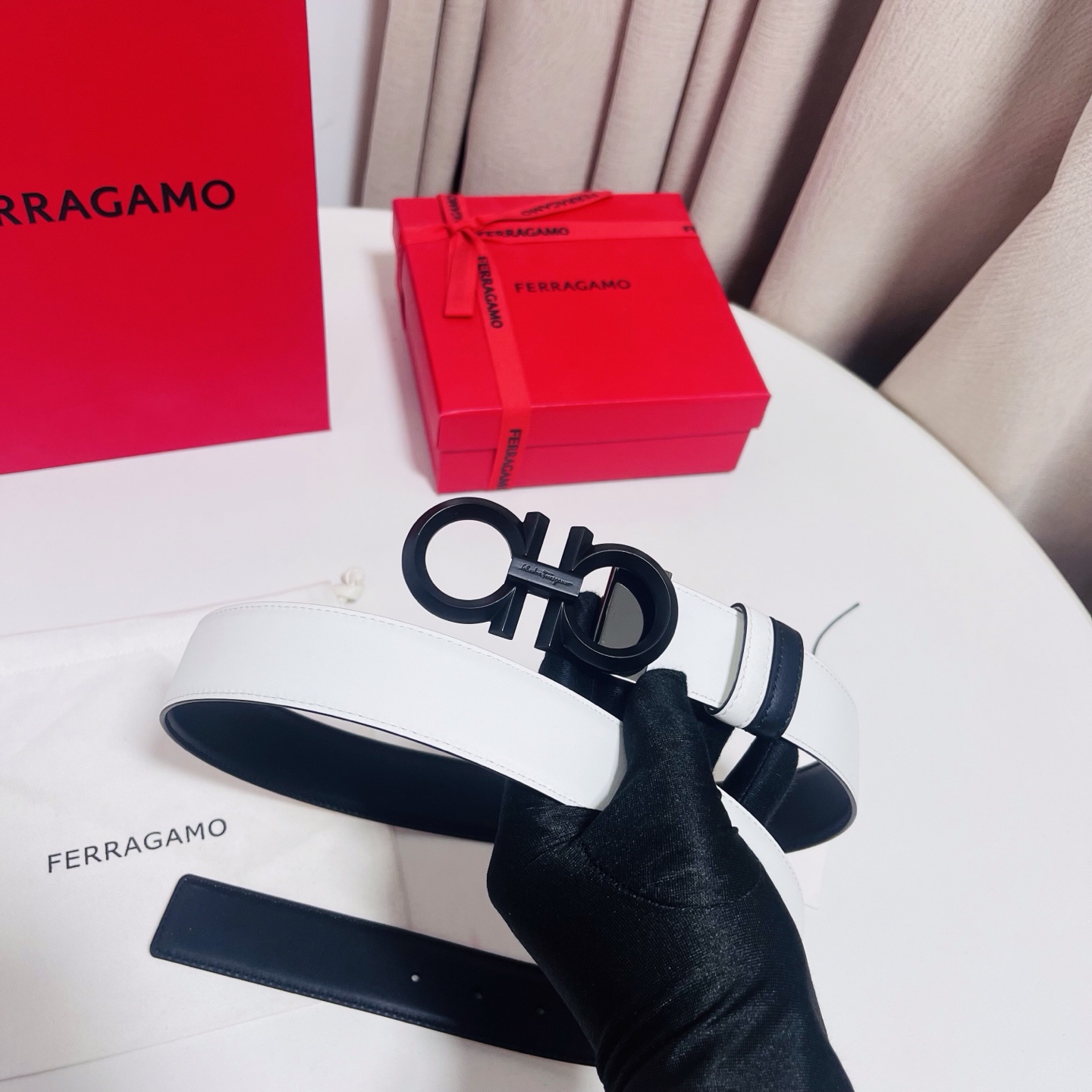 Ferragamo，菲拉格慕 ，宽度3.5cm 可双面使用 自行选择搭配 真材实料 很有质感 时尚经典不失风范  搭配精