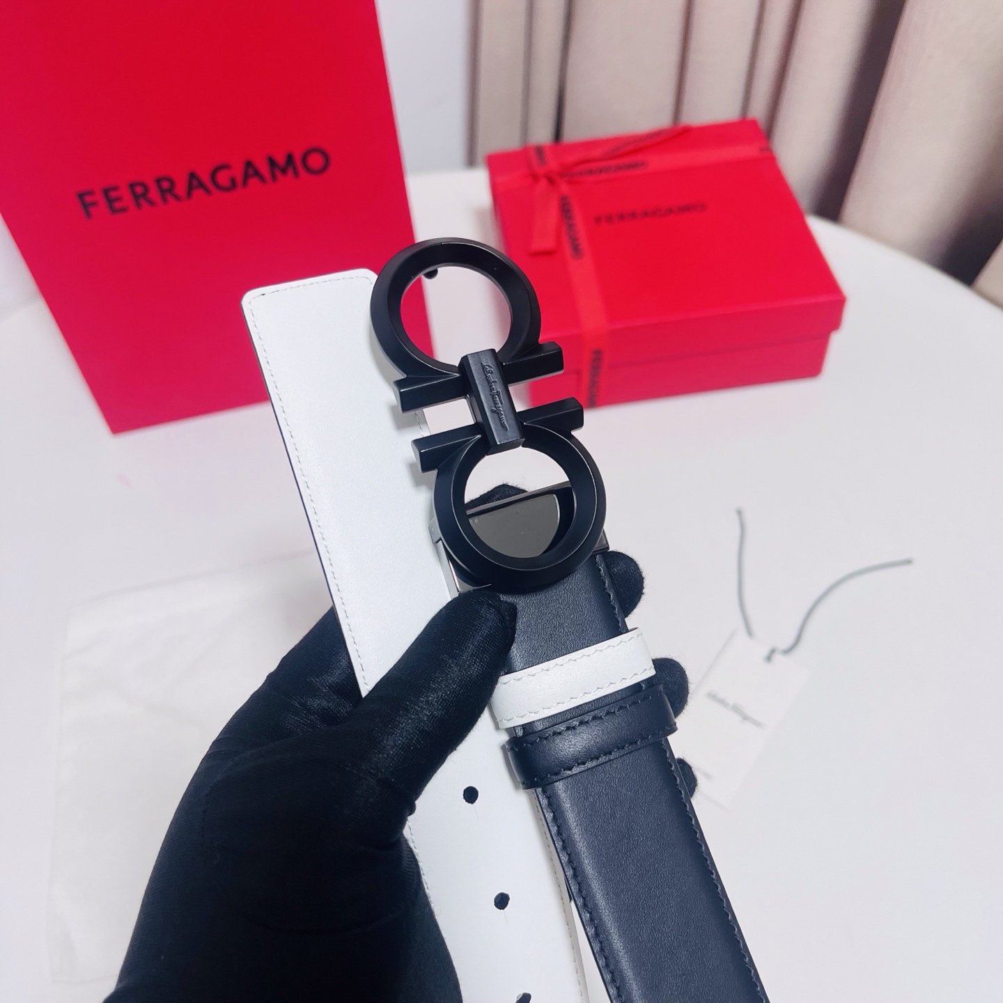 Ferragamo，菲拉格慕 ，宽度3.5cm 可双面使用 自行选择搭配 真材实料 很有质感 时尚经典不失风范  搭配精