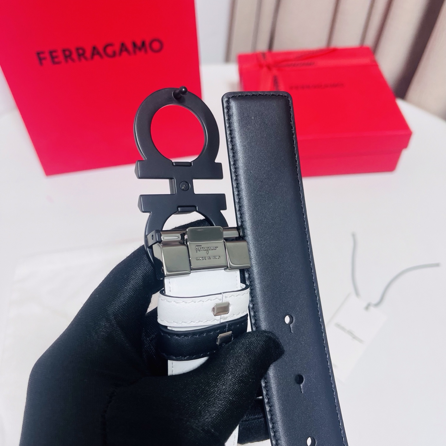 Ferragamo，菲拉格慕 ，宽度3.5cm 可双面使用 自行选择搭配 真材实料 很有质感 时尚经典不失风范  搭配精