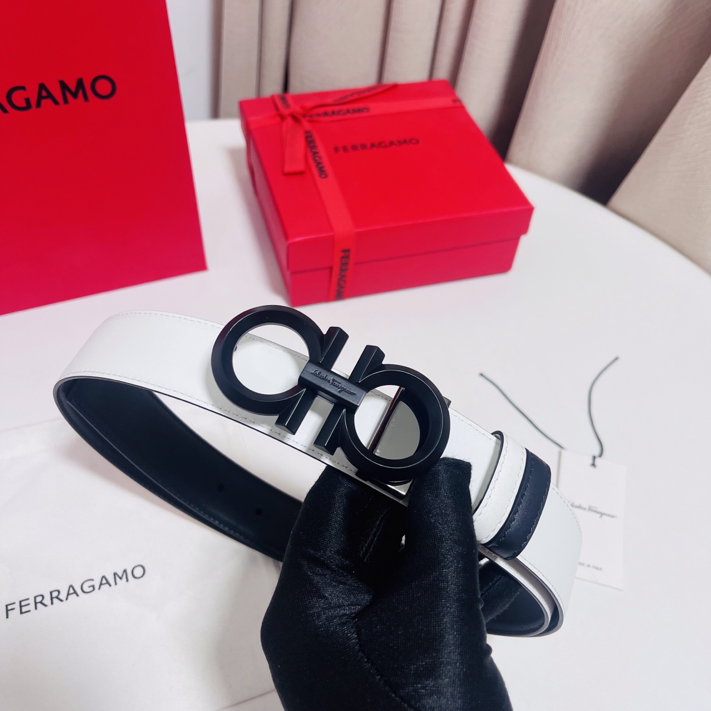 Ferragamo，菲拉格慕 ，宽度3.5cm 可双面使用 自行选择搭配 真材实料 很有质感 时尚经典不失风范  搭配精